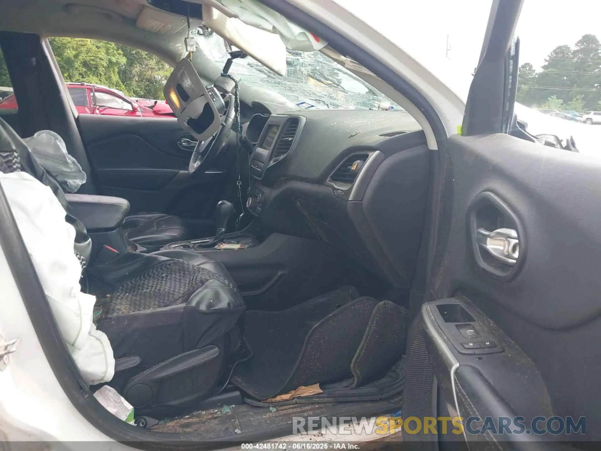 5 Photograph of a damaged car 1C4PJLLB7LD605575 JEEP CHEROKEE 2020
