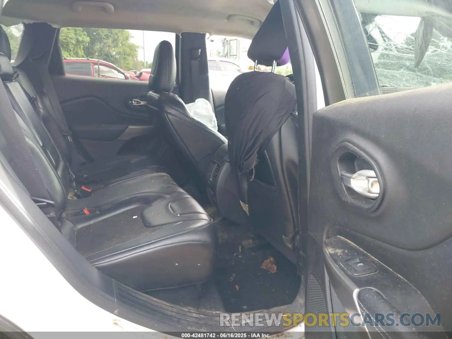 8 Photograph of a damaged car 1C4PJLLB7LD605575 JEEP CHEROKEE 2020