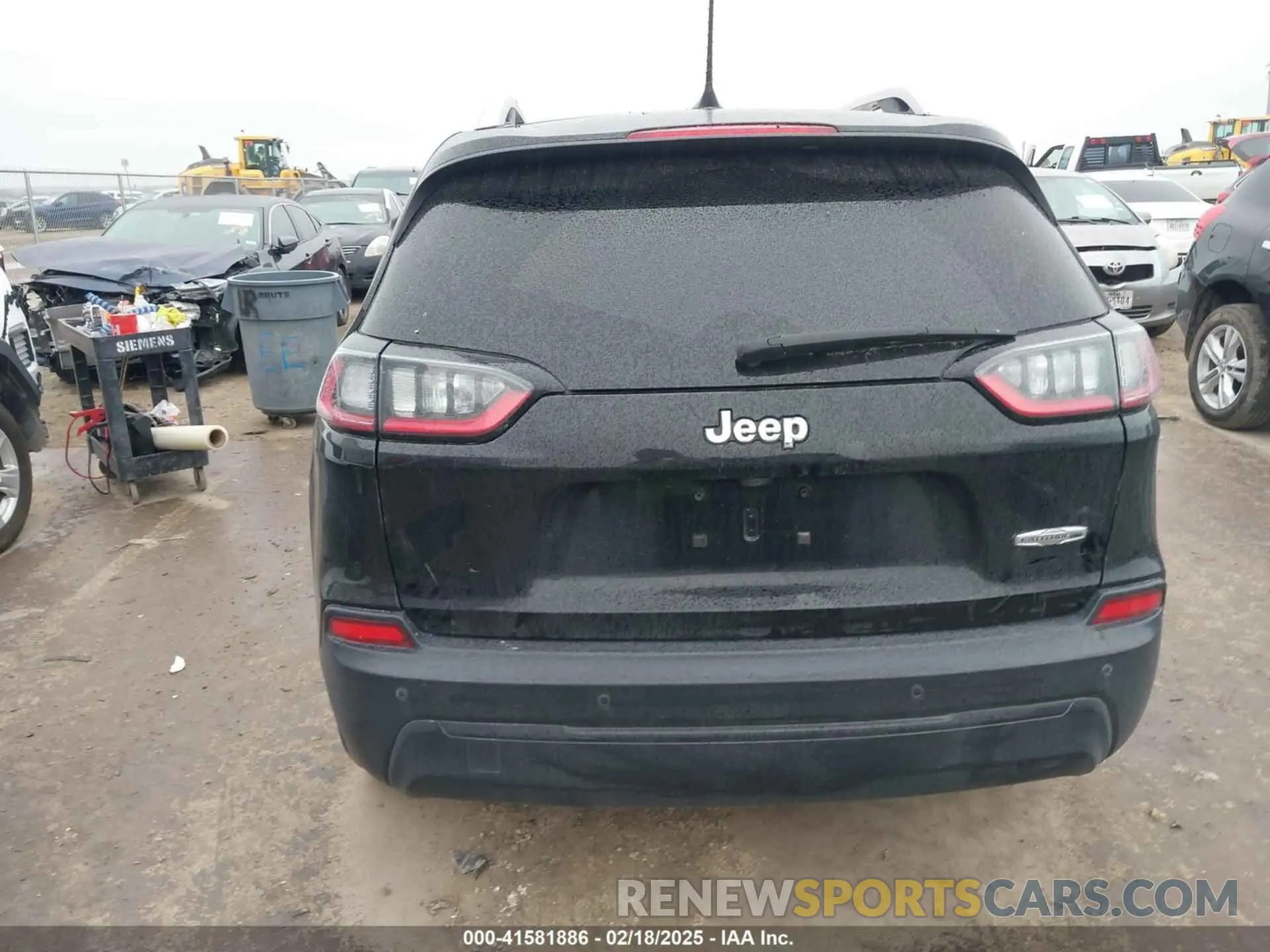 17 Photograph of a damaged car 1C4PJLLB7LD637670 JEEP CHEROKEE 2020