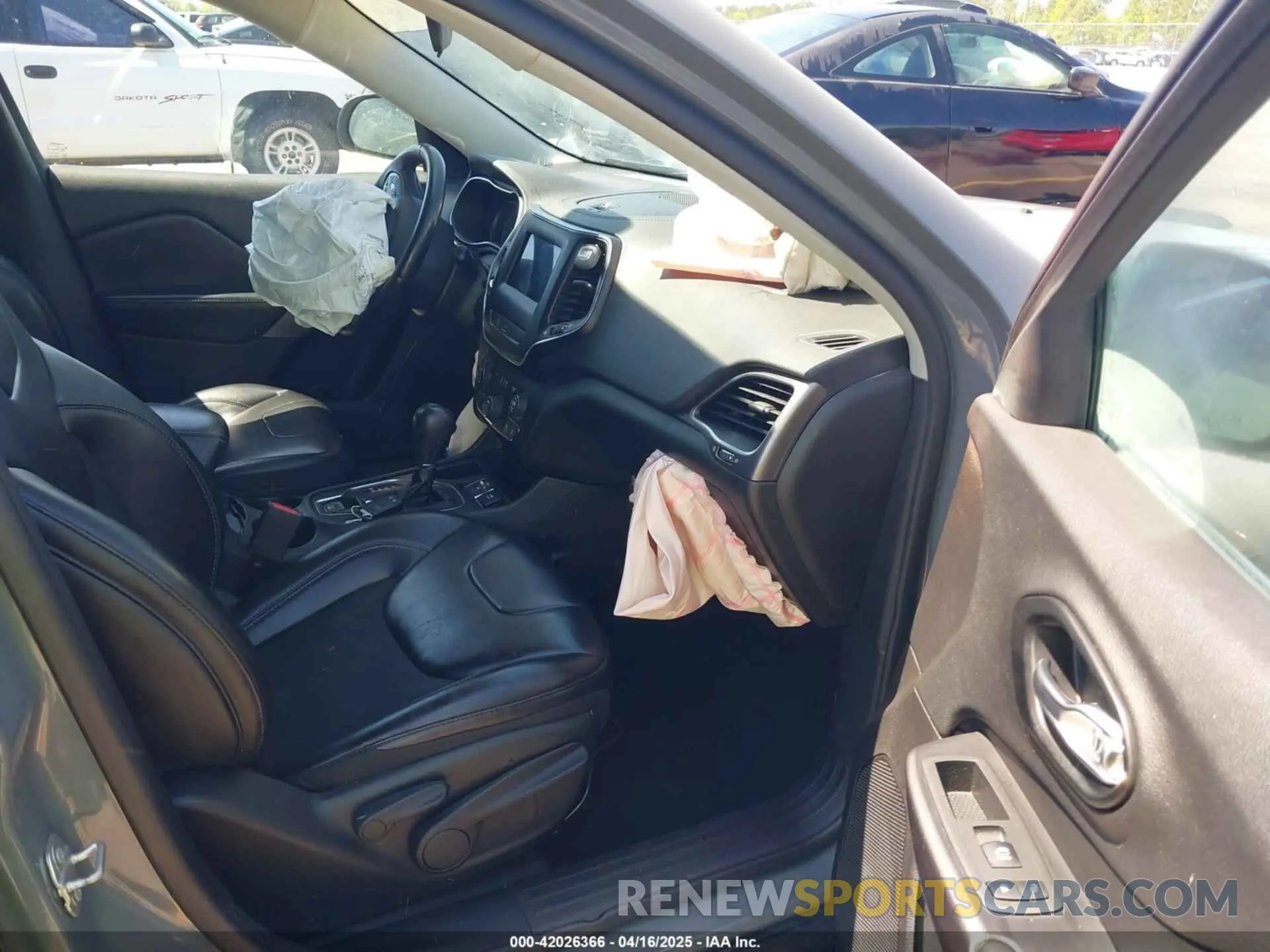 5 Photograph of a damaged car 1C4PJLLB8LD648936 JEEP CHEROKEE 2020