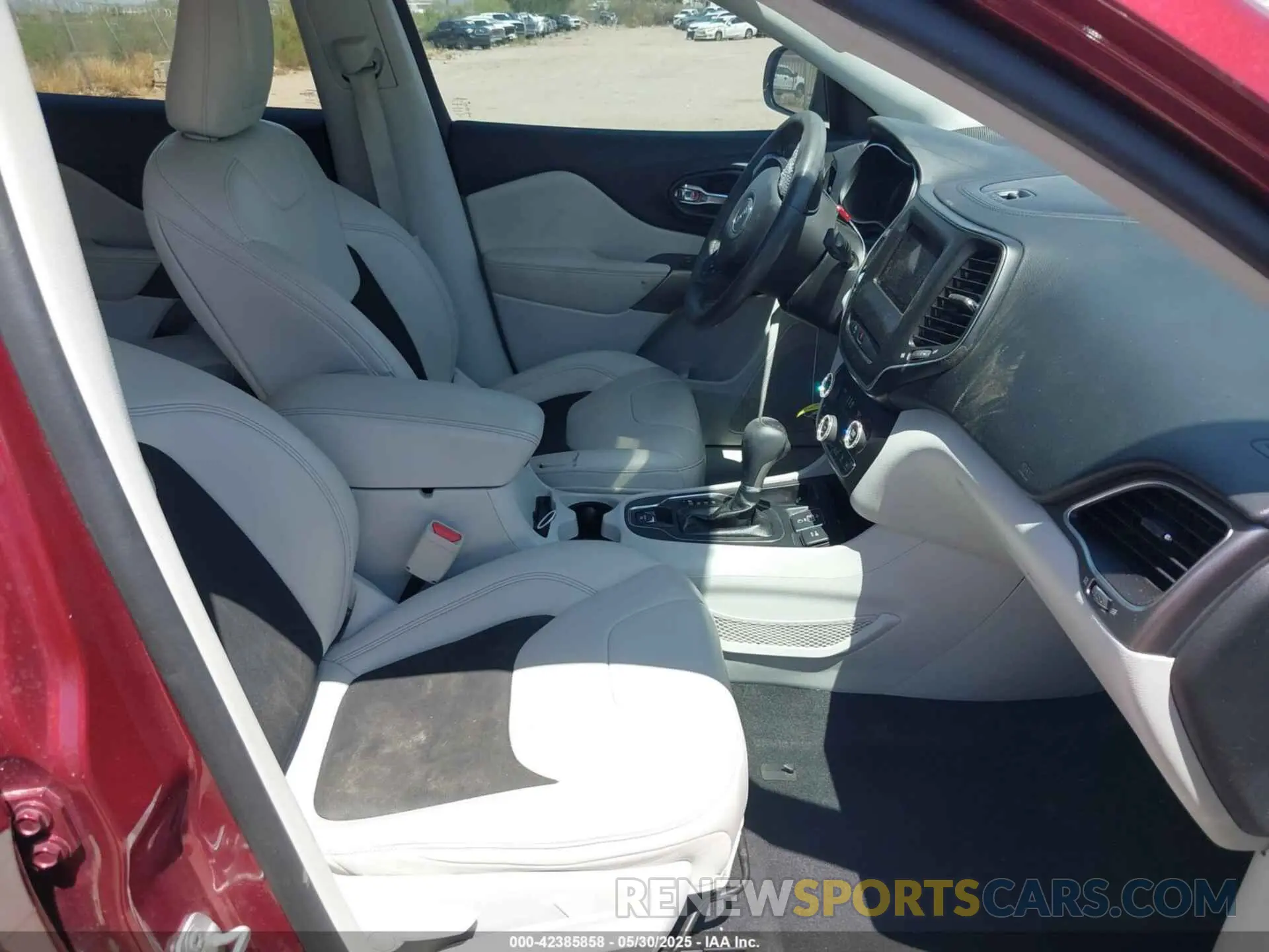 5 Photograph of a damaged car 1C4PJLLB9LD585829 JEEP CHEROKEE 2020