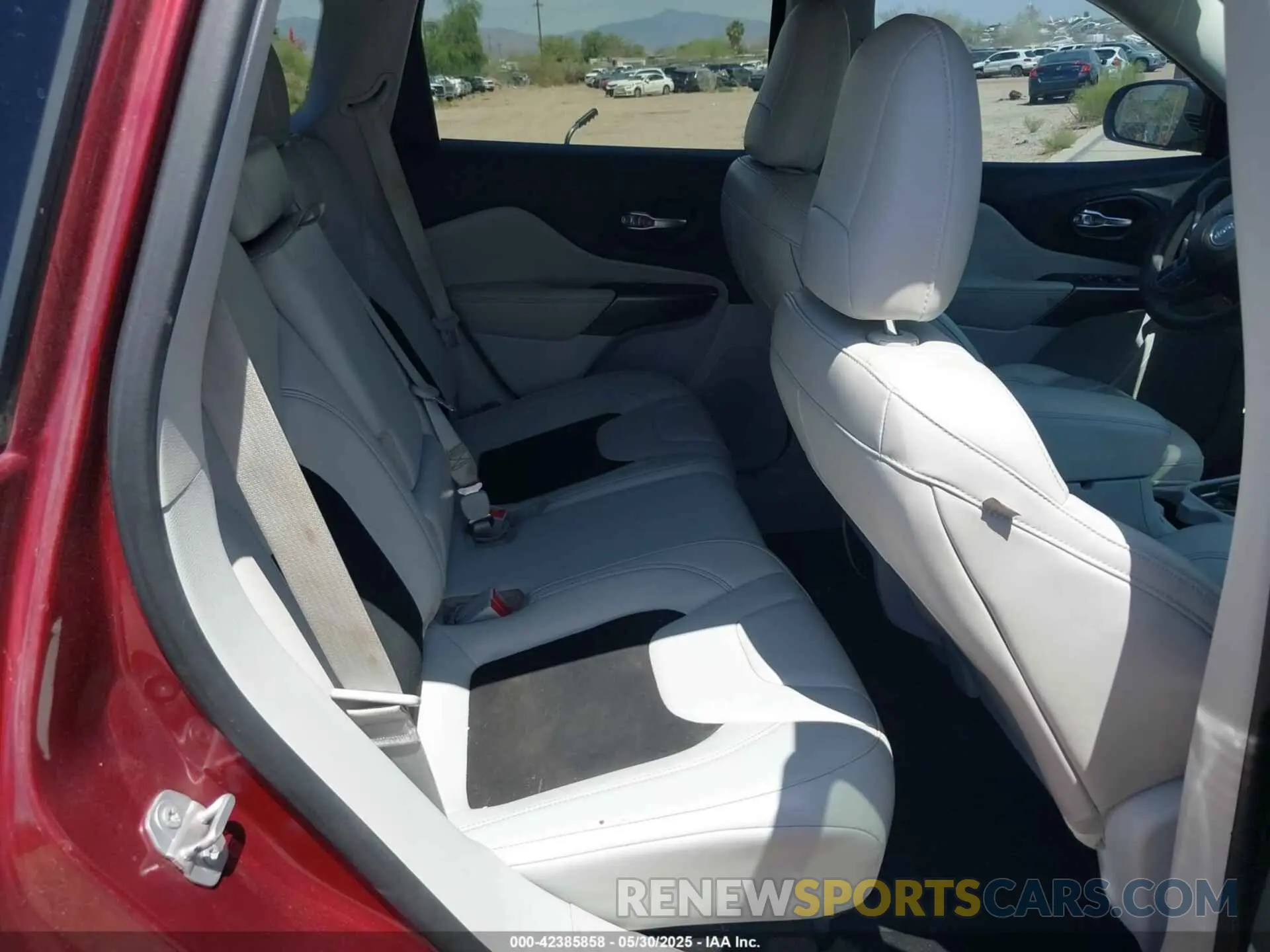 8 Photograph of a damaged car 1C4PJLLB9LD585829 JEEP CHEROKEE 2020