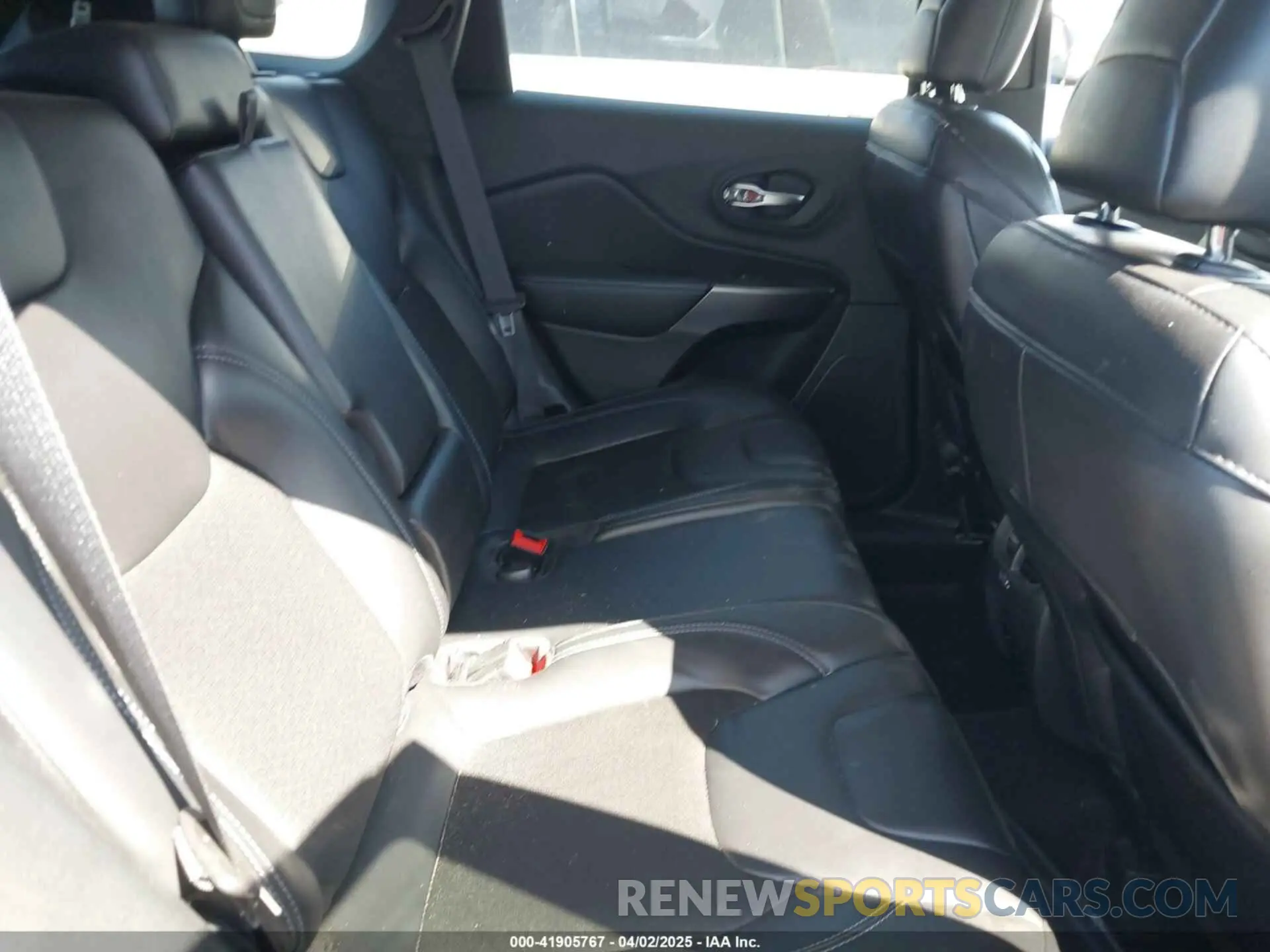 8 Photograph of a damaged car 1C4PJLLB9LD605920 JEEP CHEROKEE 2020