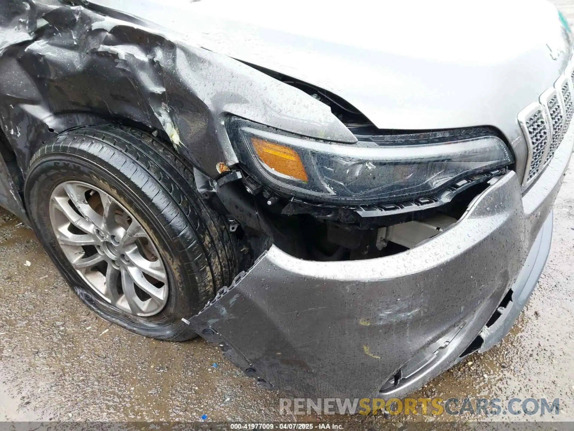 18 Photograph of a damaged car 1C4PJLLB9LD657063 JEEP CHEROKEE 2020
