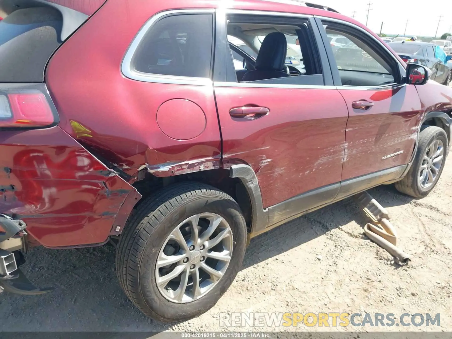 6 Photograph of a damaged car 1C4PJLLBXLD547610 JEEP CHEROKEE 2020