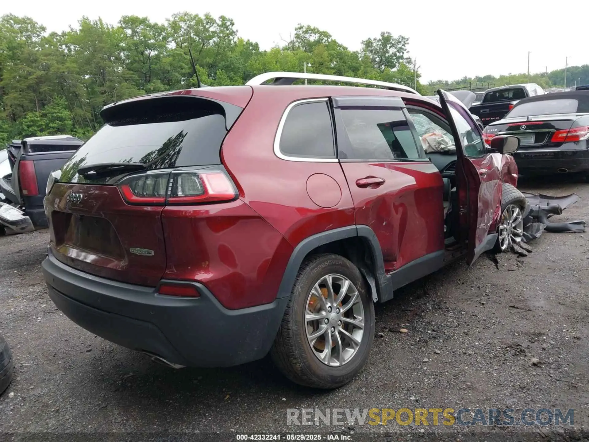 4 Photograph of a damaged car 1C4PJLLX1LD522039 JEEP CHEROKEE 2020