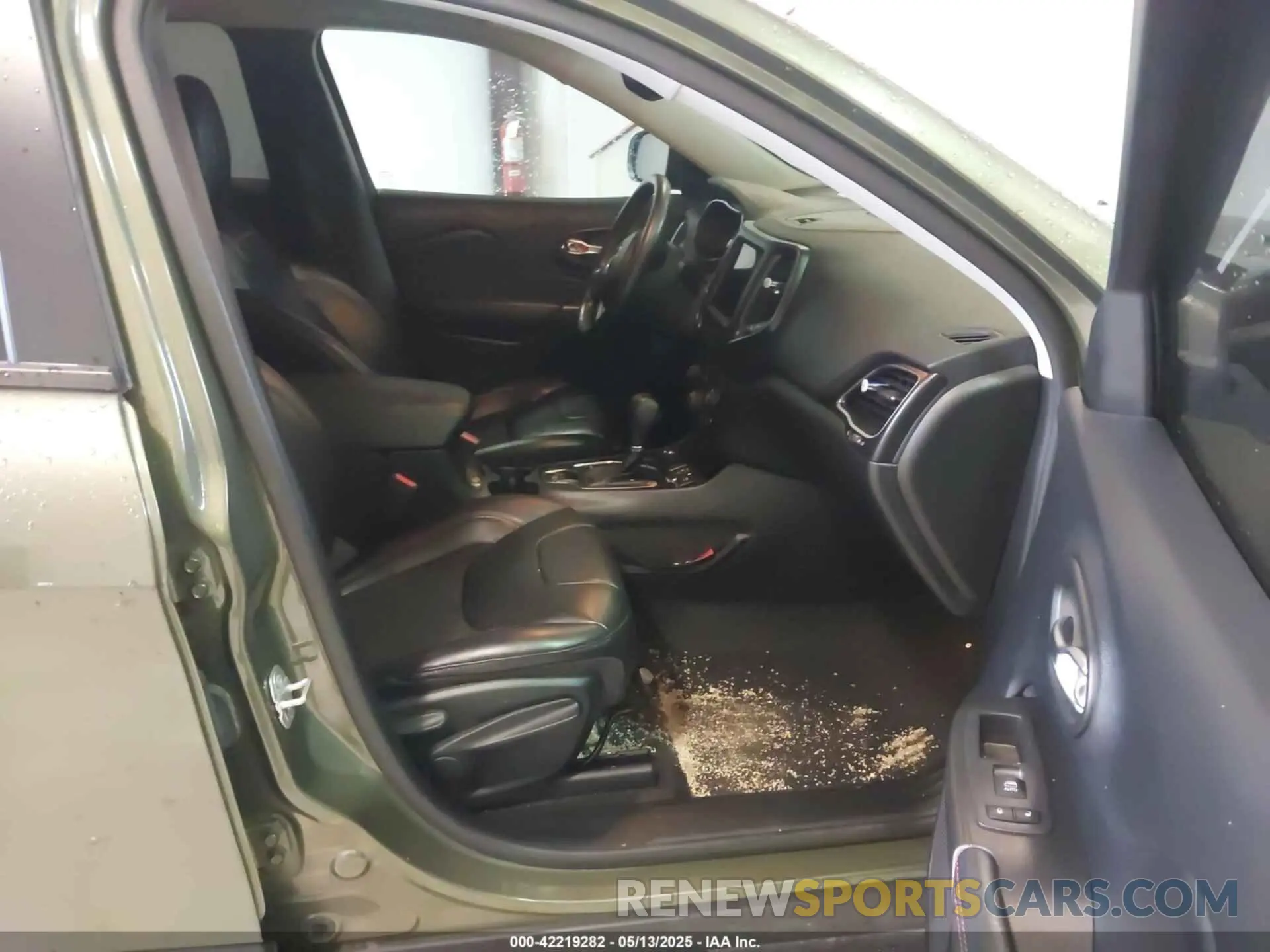 5 Photograph of a damaged car 1C4PJMBN2LD538076 JEEP CHEROKEE 2020