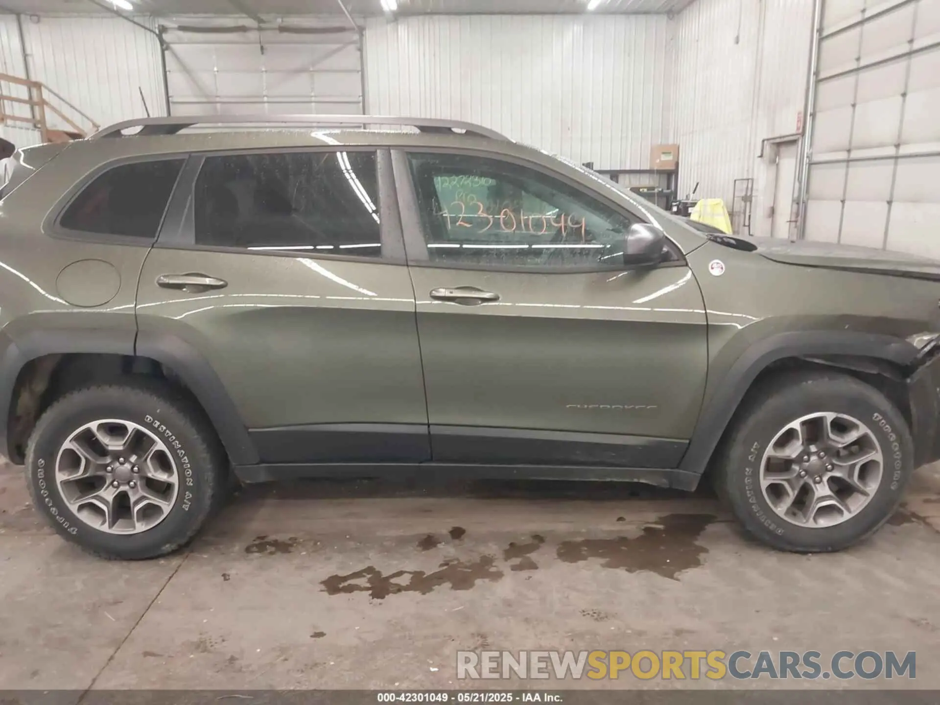 14 Photograph of a damaged car 1C4PJMBX1LD563925 JEEP CHEROKEE 2020