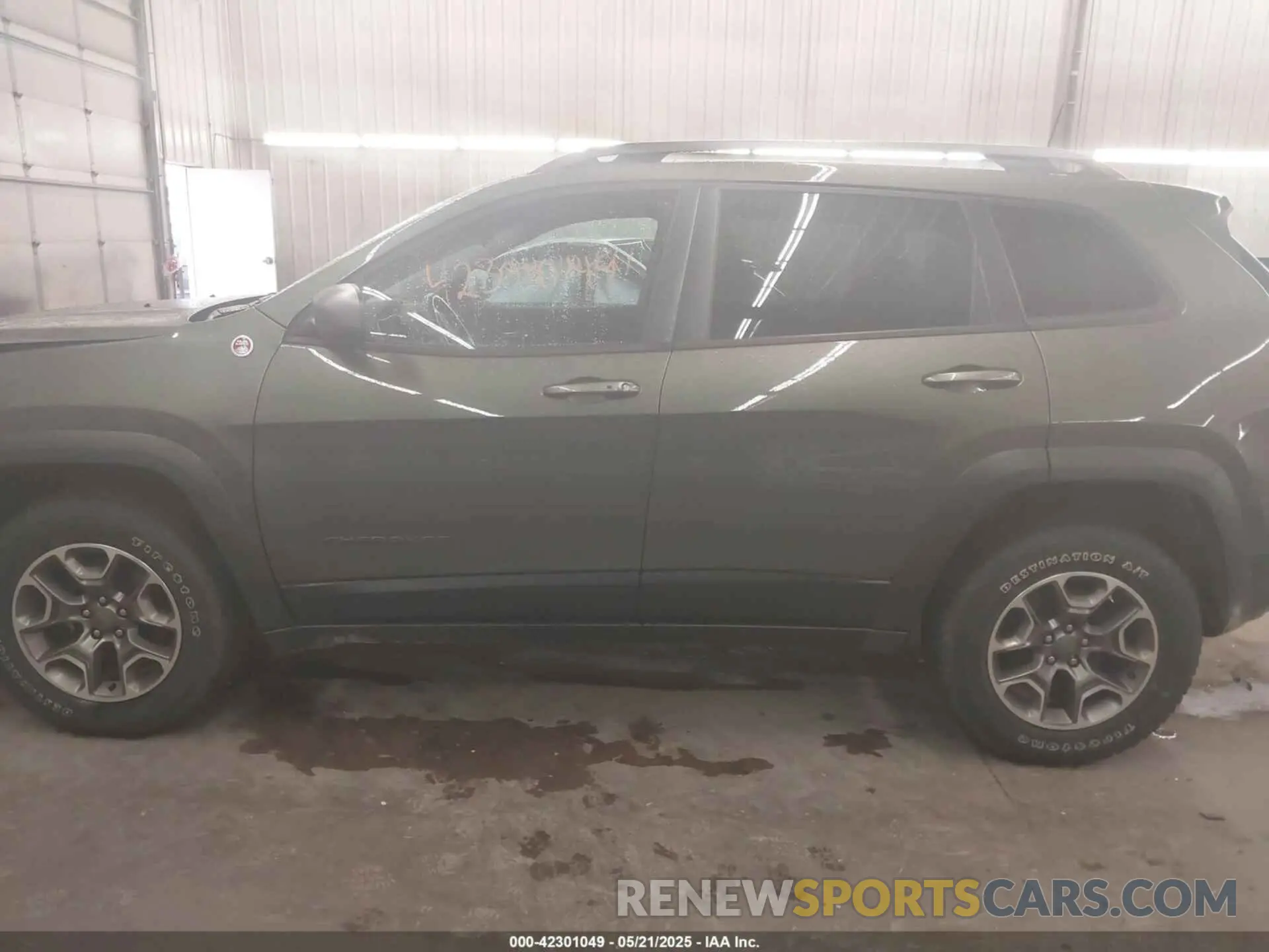 15 Photograph of a damaged car 1C4PJMBX1LD563925 JEEP CHEROKEE 2020