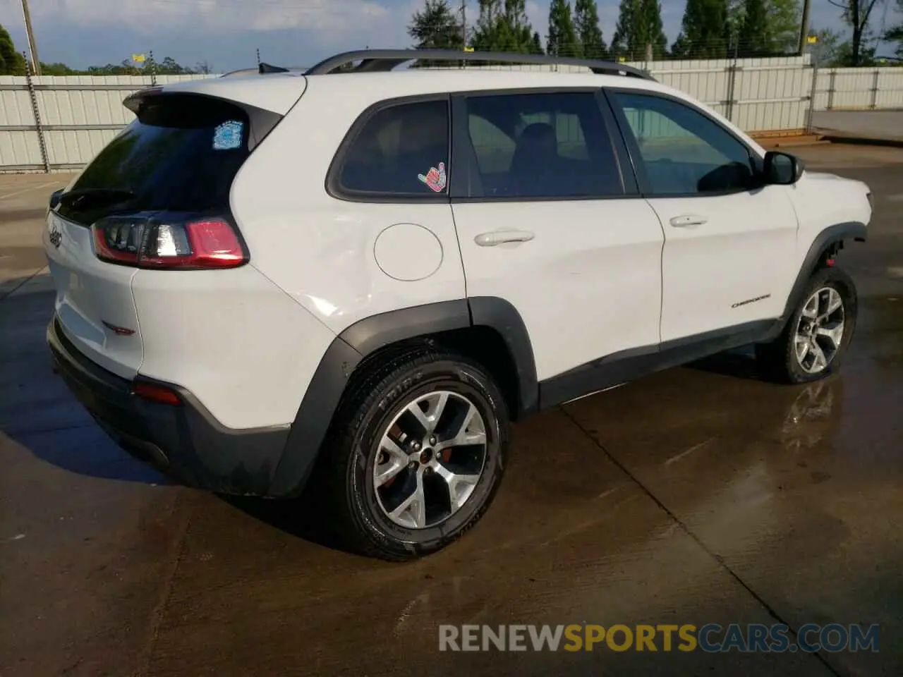 3 Photograph of a damaged car 1C4PJMBX2LD630645 JEEP CHEROKEE 2020