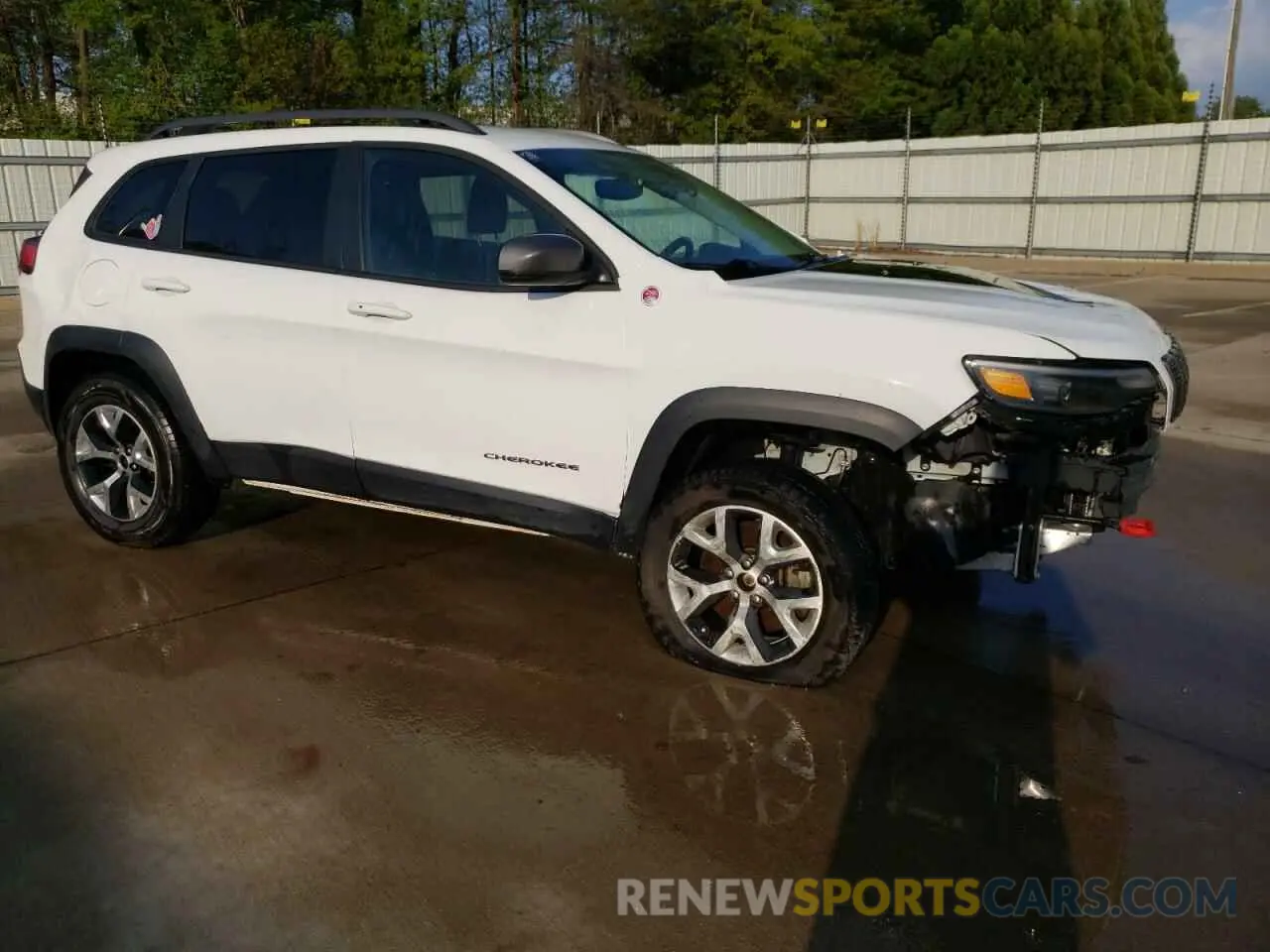 4 Photograph of a damaged car 1C4PJMBX2LD630645 JEEP CHEROKEE 2020