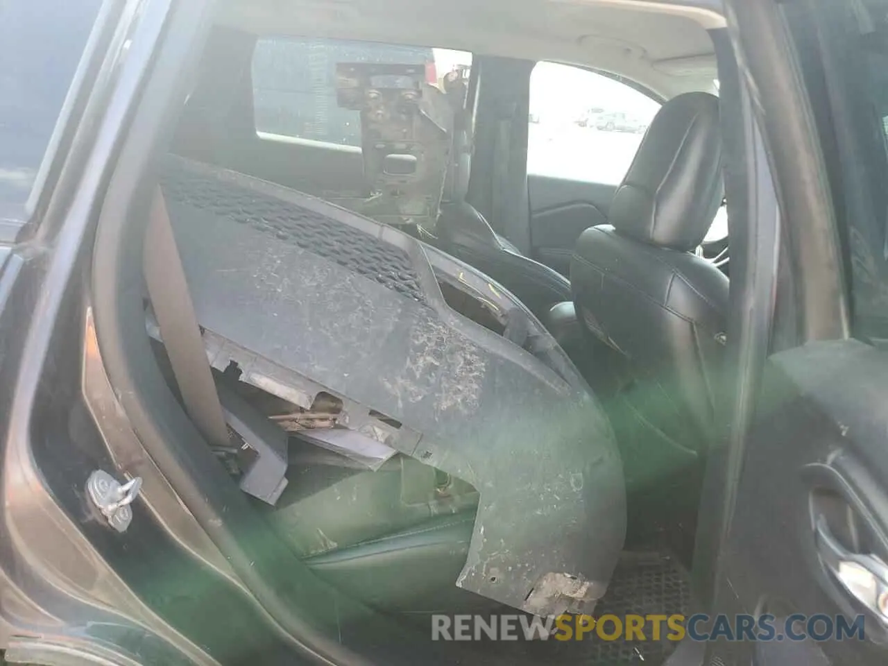 11 Photograph of a damaged car 1C4PJMBX2LD633173 JEEP CHEROKEE 2020