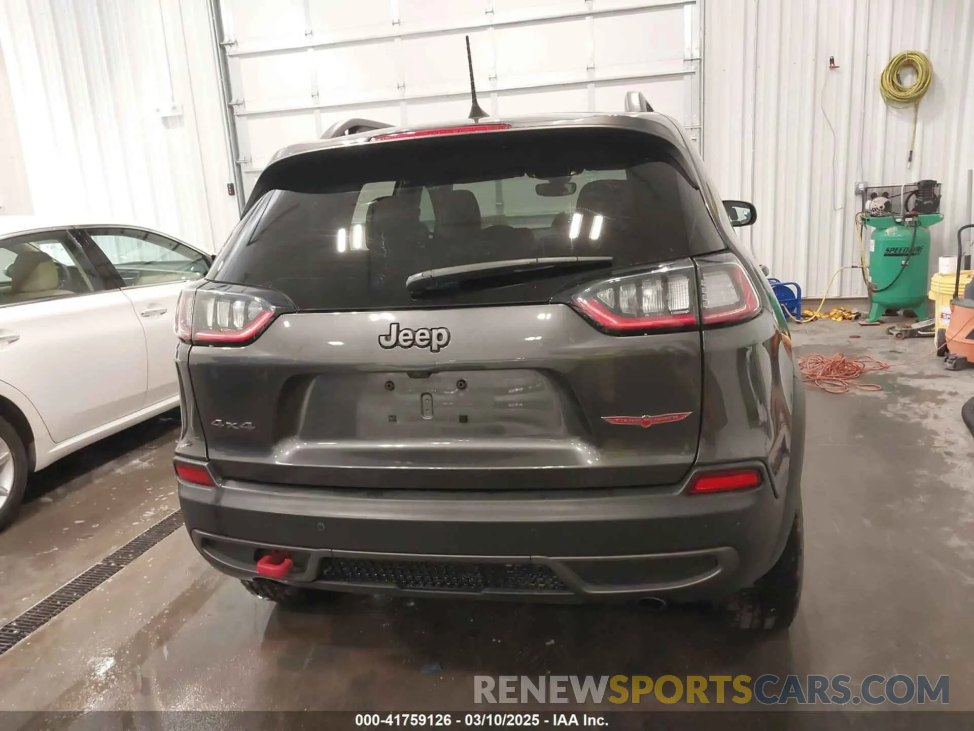17 Photograph of a damaged car 1C4PJMBX5LD527462 JEEP CHEROKEE 2020