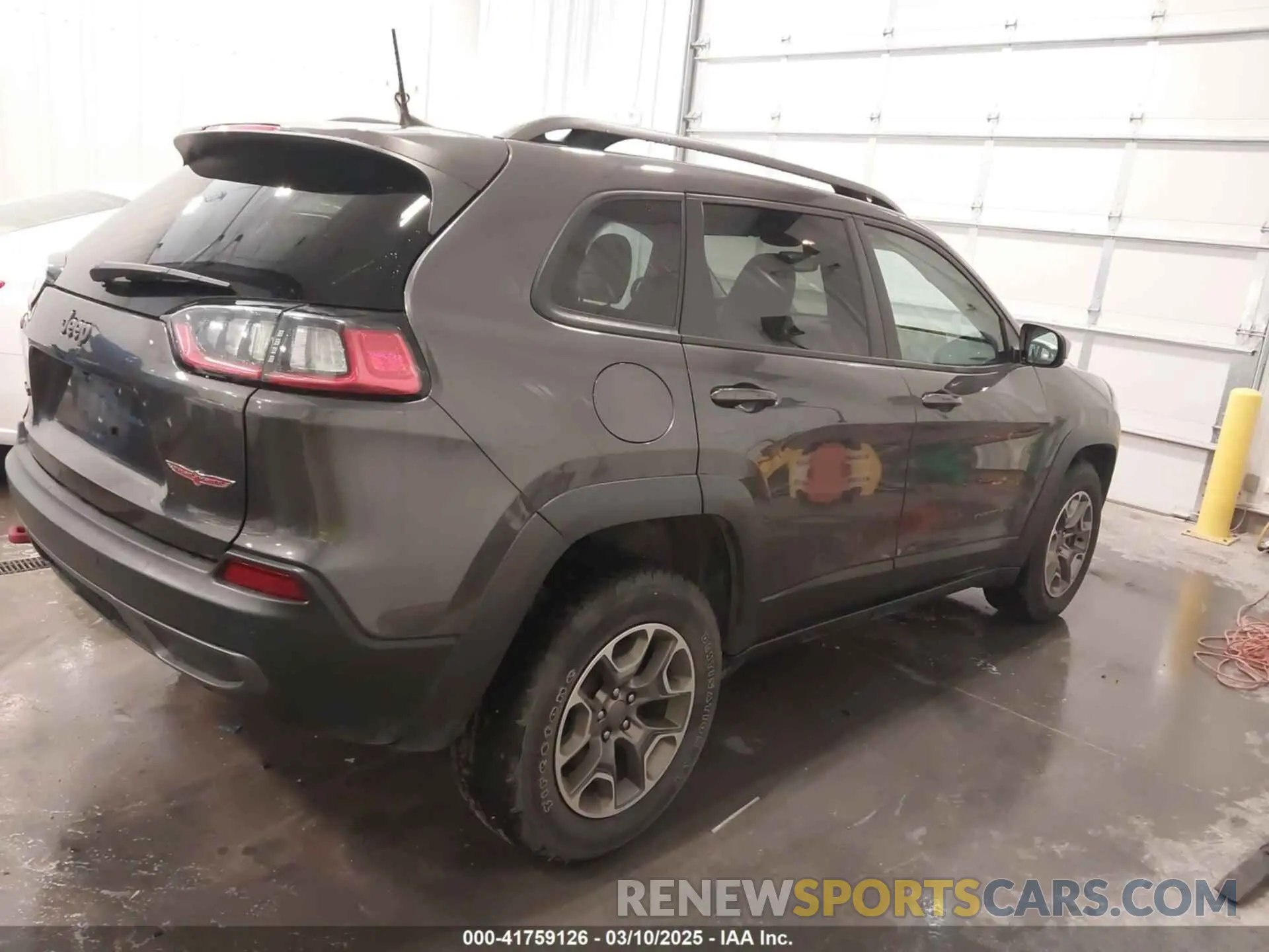 4 Photograph of a damaged car 1C4PJMBX5LD527462 JEEP CHEROKEE 2020