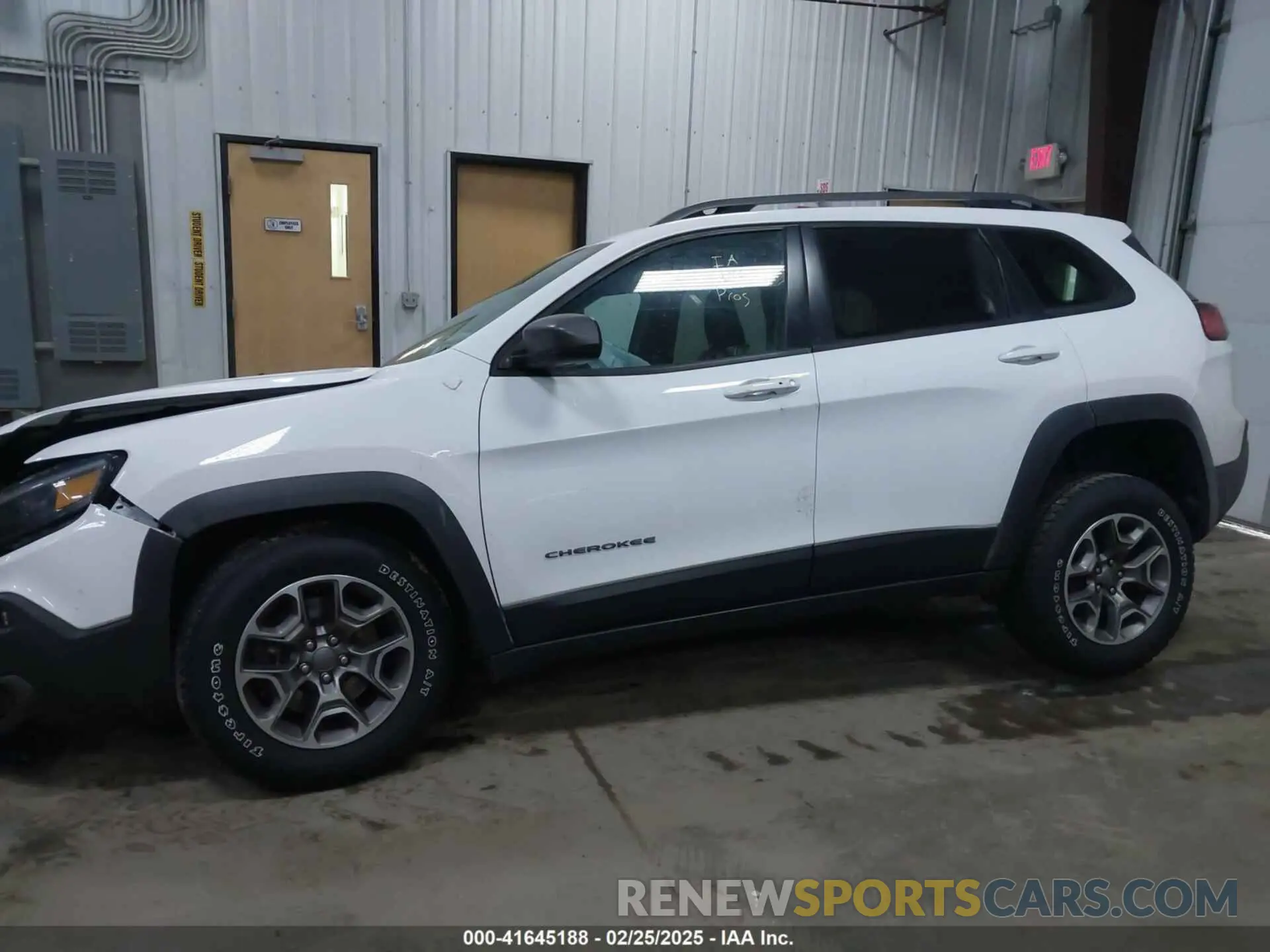 14 Photograph of a damaged car 1C4PJMBX6LD557344 JEEP CHEROKEE 2020