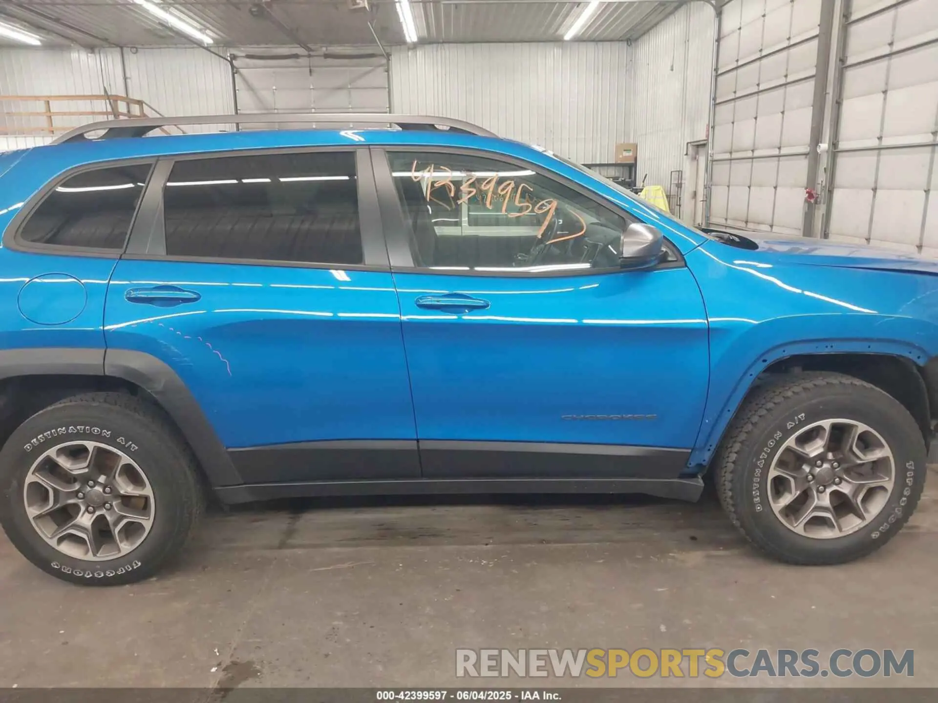 14 Photograph of a damaged car 1C4PJMBX6LD656570 JEEP CHEROKEE 2020