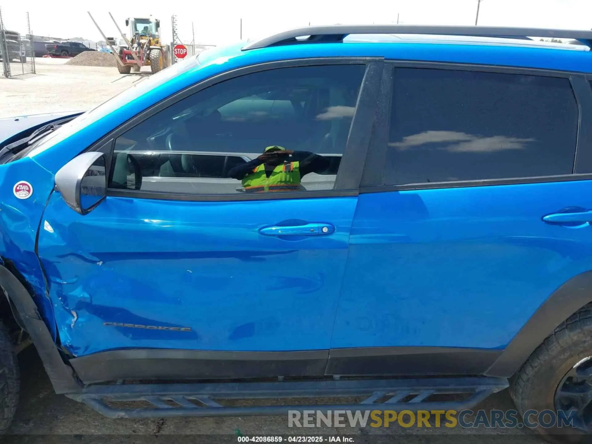 14 Photograph of a damaged car 1C4PJMBX7LD521355 JEEP CHEROKEE 2020