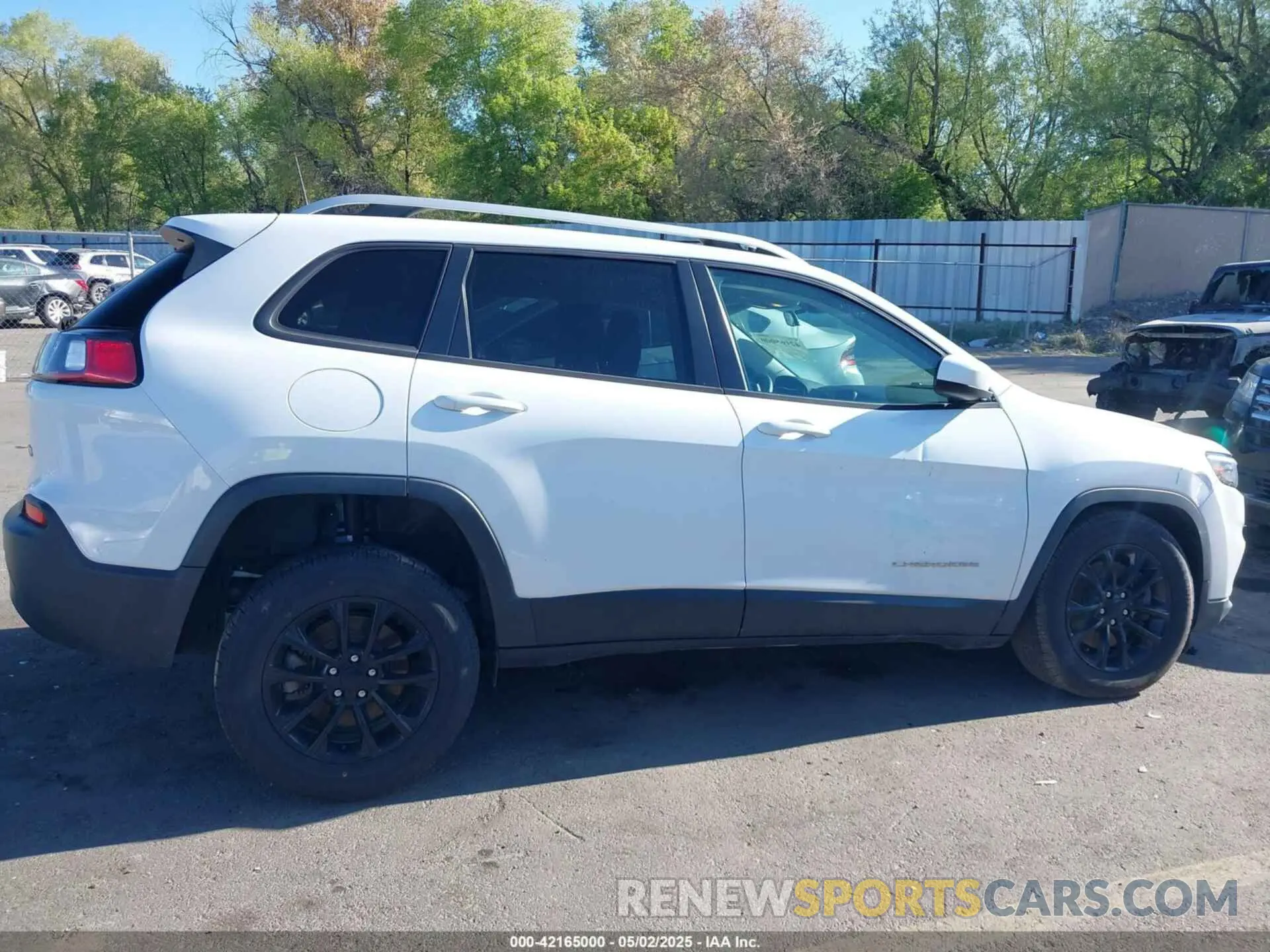 13 Photograph of a damaged car 1C4PJMCB0LD502665 JEEP CHEROKEE 2020