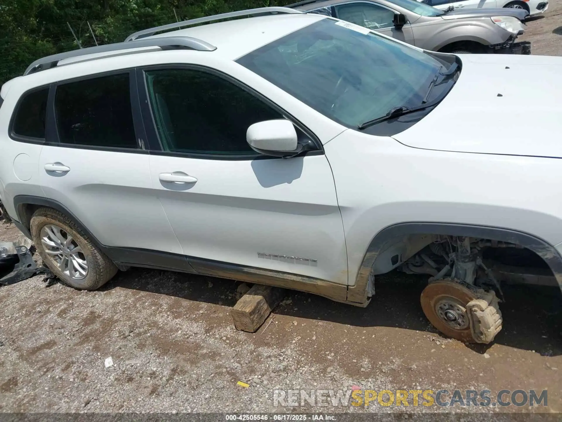 13 Photograph of a damaged car 1C4PJMCB2LD624797 JEEP CHEROKEE 2020