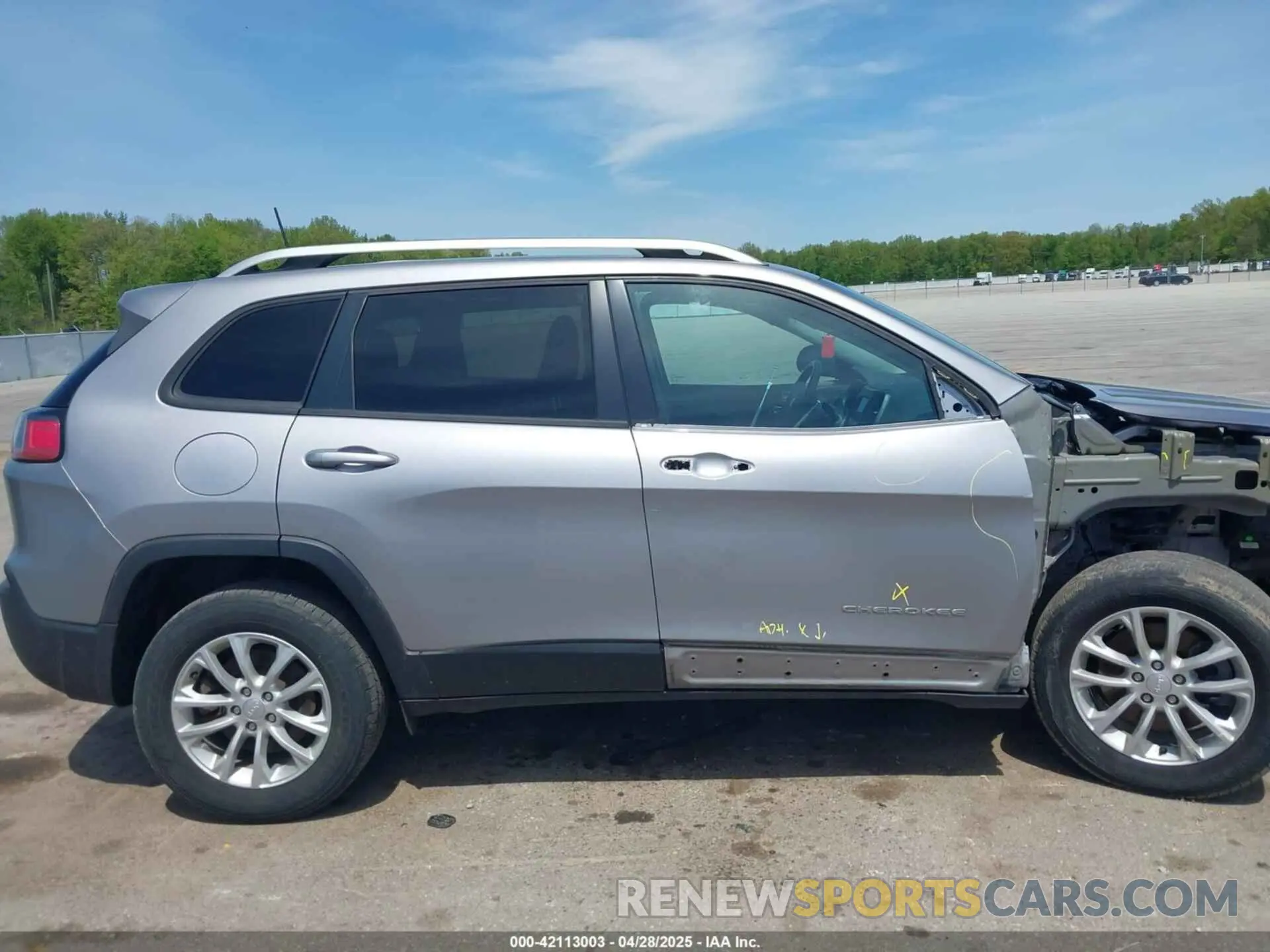 14 Photograph of a damaged car 1C4PJMCB4LD654657 JEEP CHEROKEE 2020