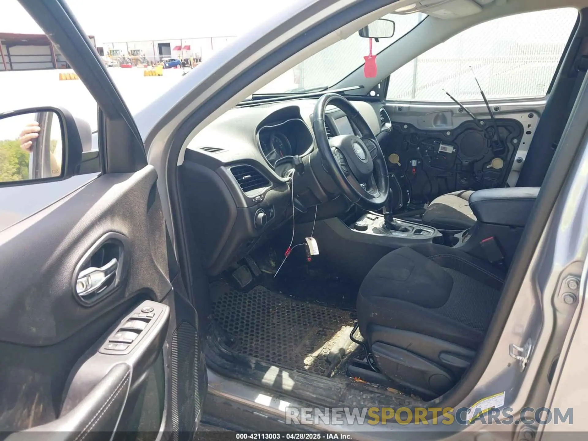 5 Photograph of a damaged car 1C4PJMCB4LD654657 JEEP CHEROKEE 2020