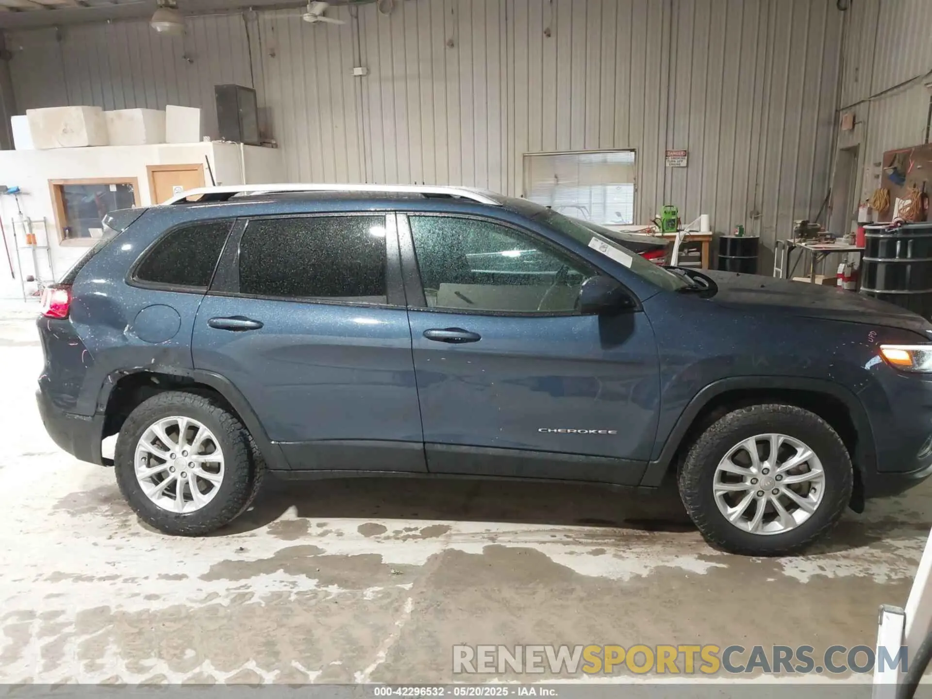 13 Photograph of a damaged car 1C4PJMCB7LD529460 JEEP CHEROKEE 2020