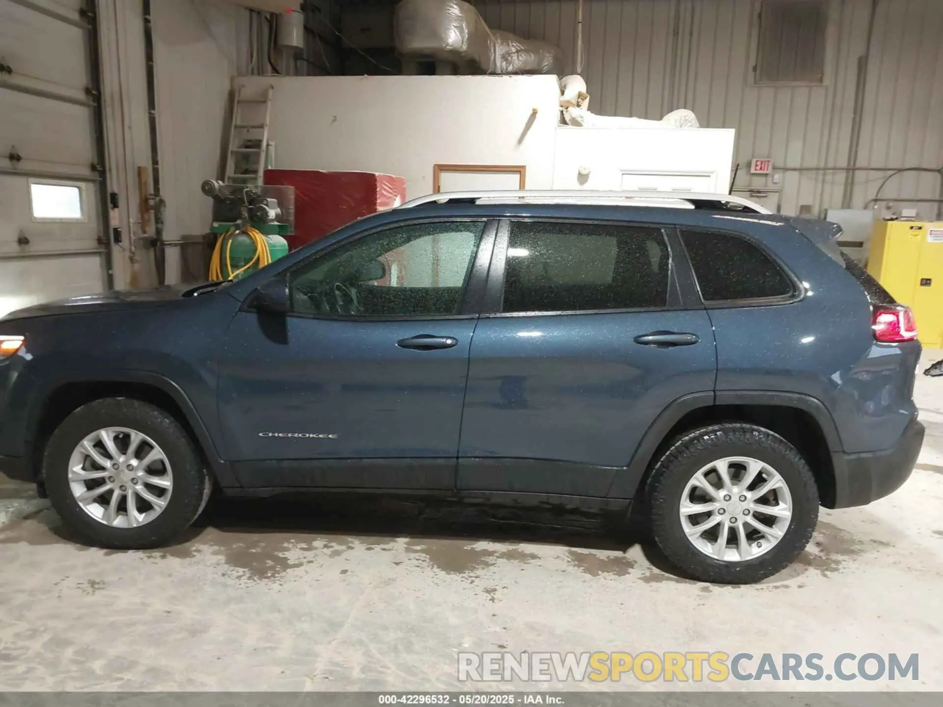 14 Photograph of a damaged car 1C4PJMCB7LD529460 JEEP CHEROKEE 2020
