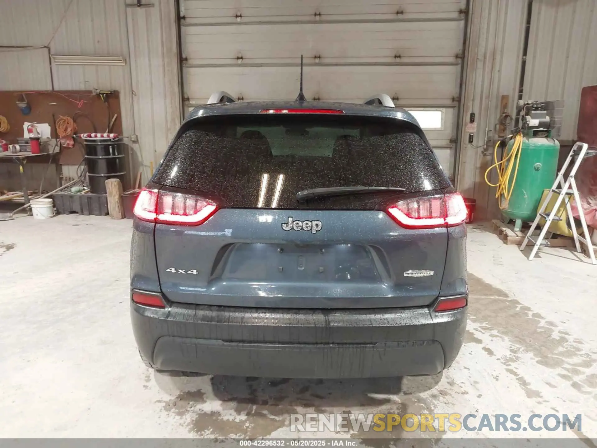16 Photograph of a damaged car 1C4PJMCB7LD529460 JEEP CHEROKEE 2020