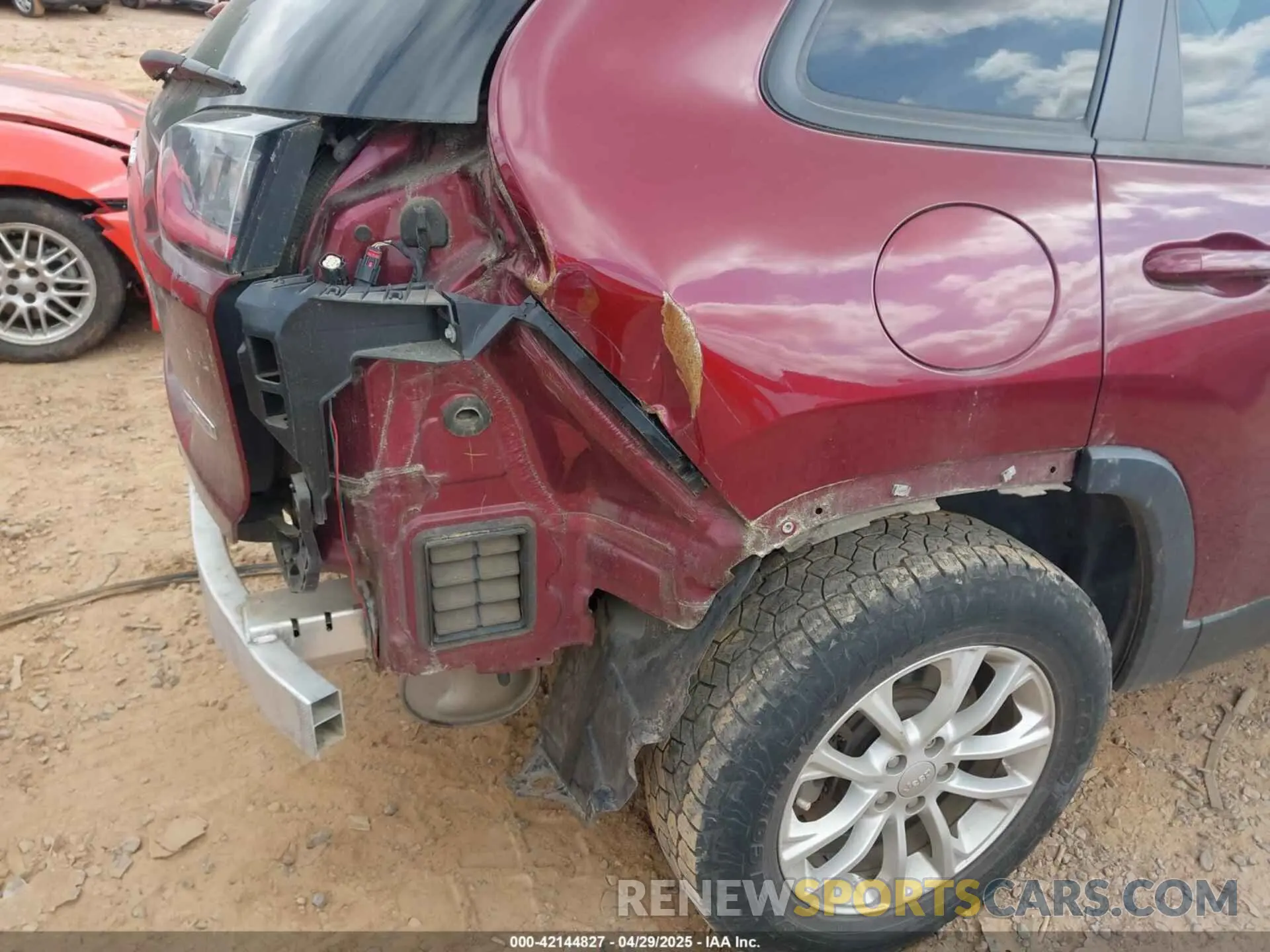 17 Photograph of a damaged car 1C4PJMCB7LD575600 JEEP CHEROKEE 2020