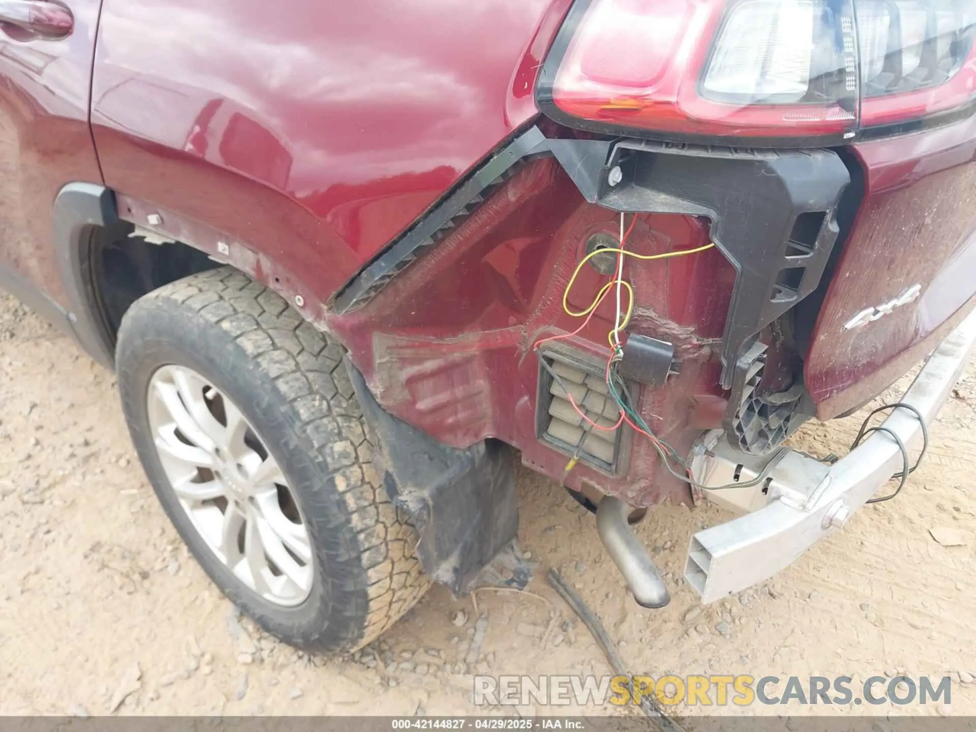 18 Photograph of a damaged car 1C4PJMCB7LD575600 JEEP CHEROKEE 2020