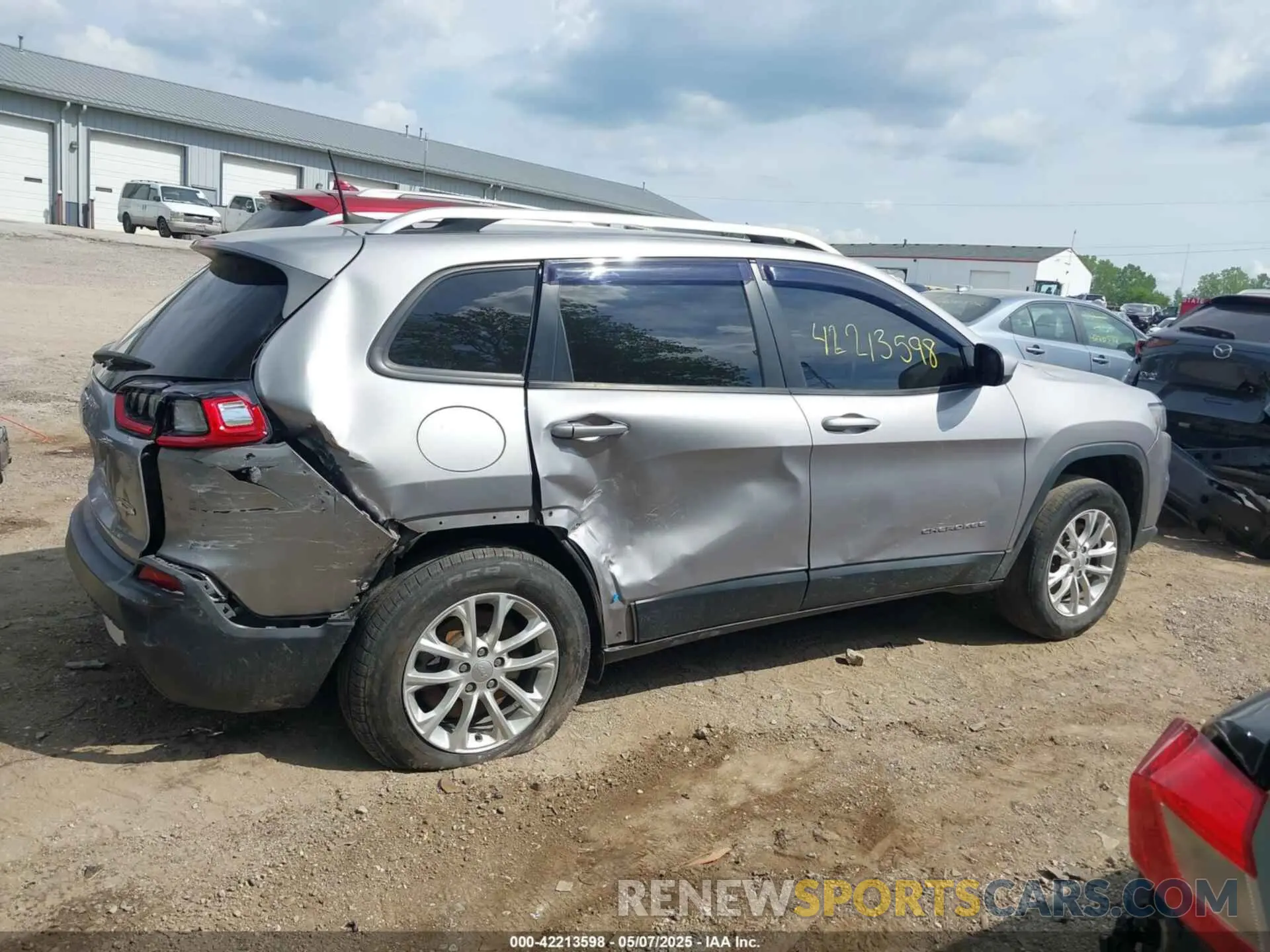 13 Photograph of a damaged car 1C4PJMCB8LD520203 JEEP CHEROKEE 2020
