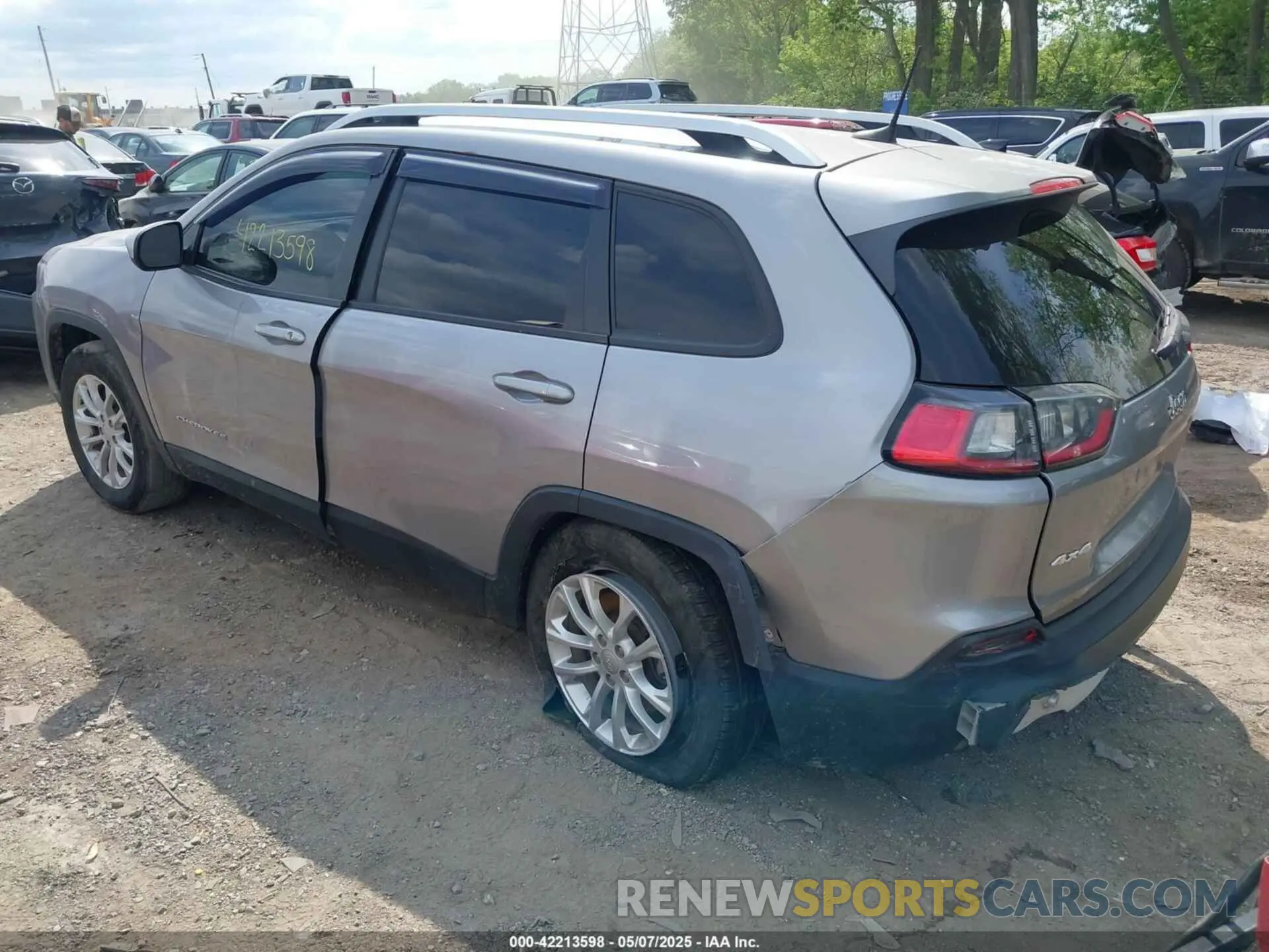 3 Photograph of a damaged car 1C4PJMCB8LD520203 JEEP CHEROKEE 2020