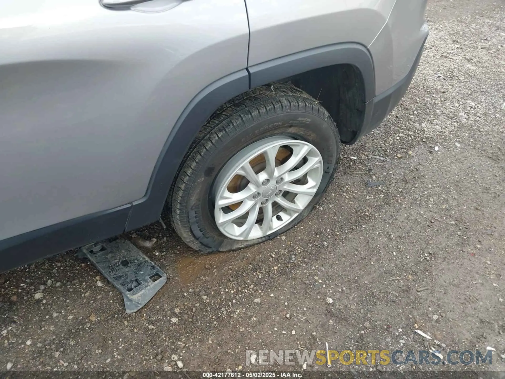 19 Photograph of a damaged car 1C4PJMCB9LD546714 JEEP CHEROKEE 2020