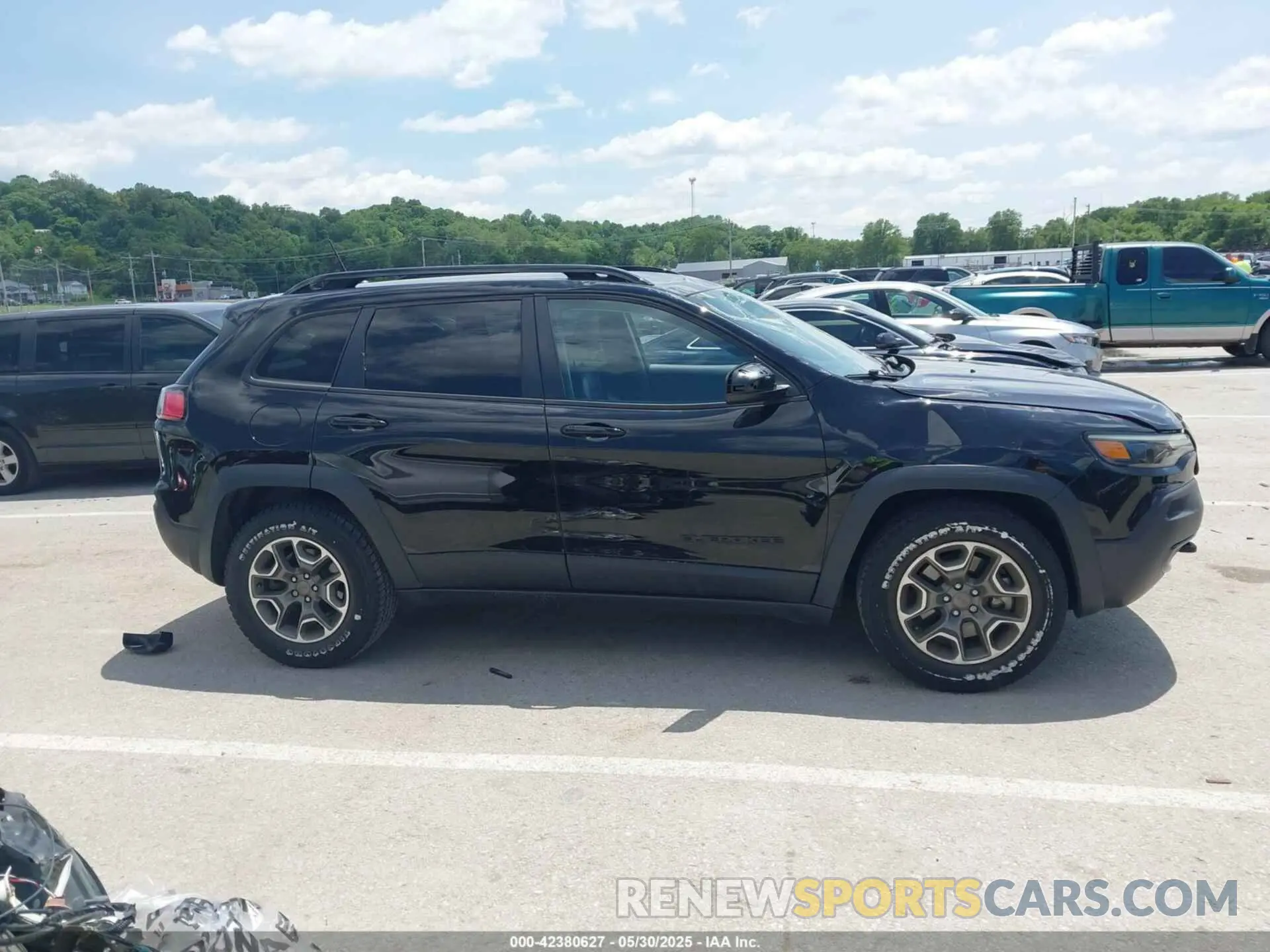13 Photograph of a damaged car 1C4PJMCX3LD584466 JEEP CHEROKEE 2020