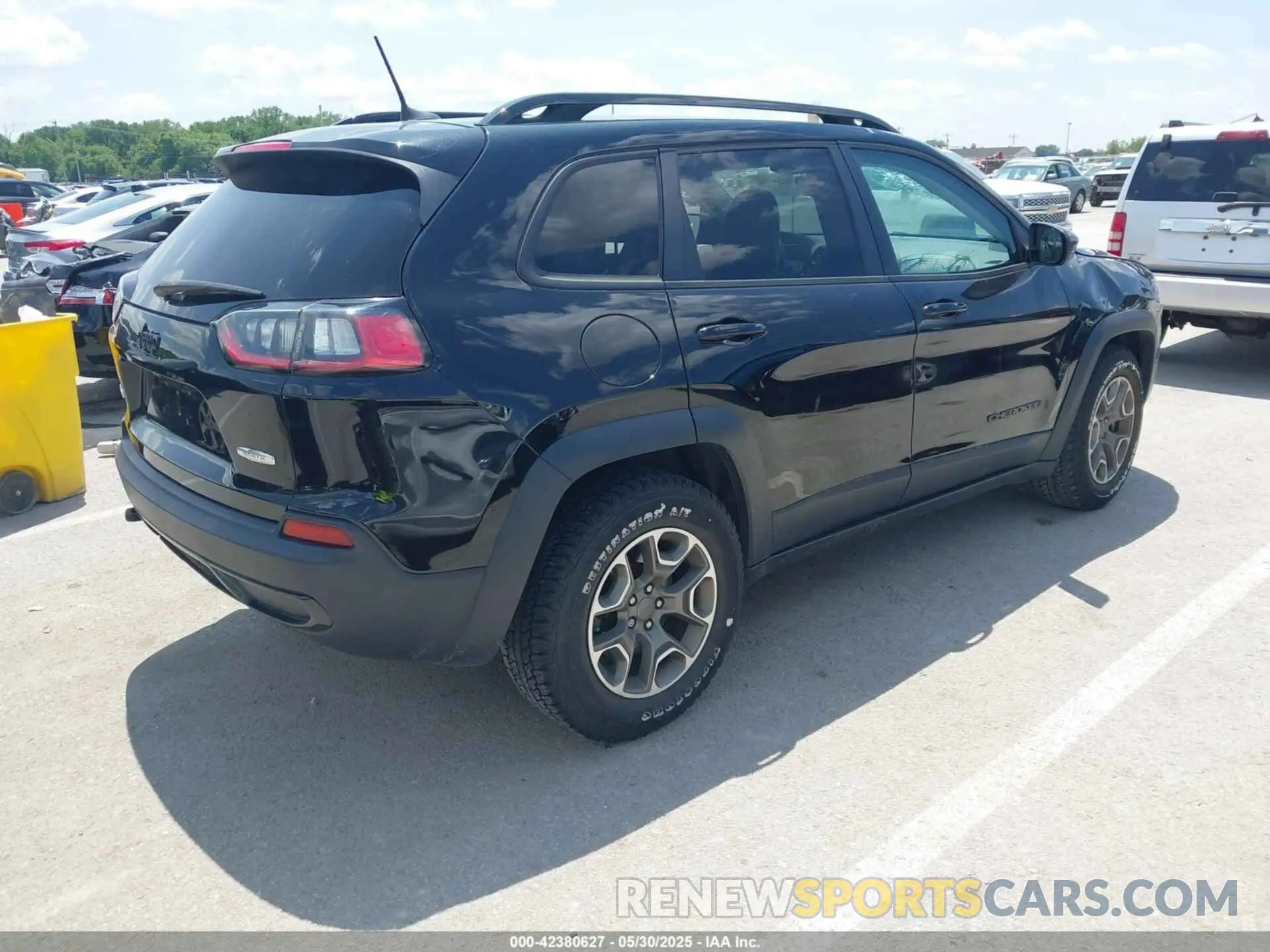 4 Photograph of a damaged car 1C4PJMCX3LD584466 JEEP CHEROKEE 2020