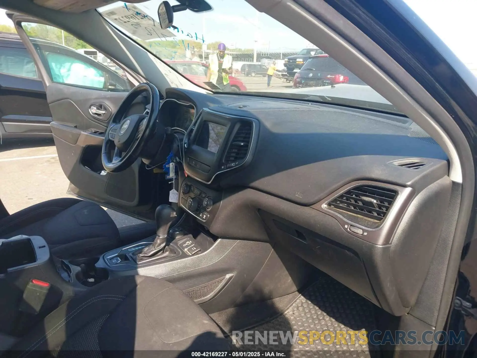 5 Photograph of a damaged car 1C4PJMCX4LD565781 JEEP CHEROKEE 2020