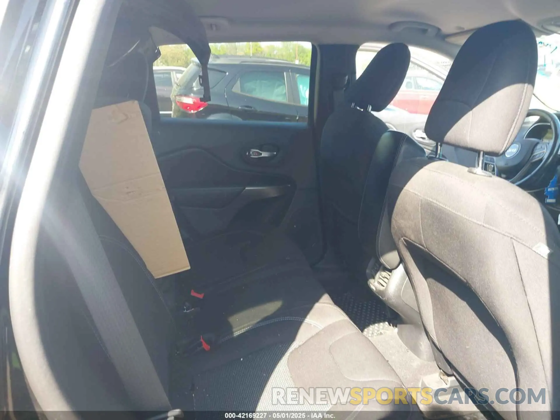 8 Photograph of a damaged car 1C4PJMCX4LD565781 JEEP CHEROKEE 2020