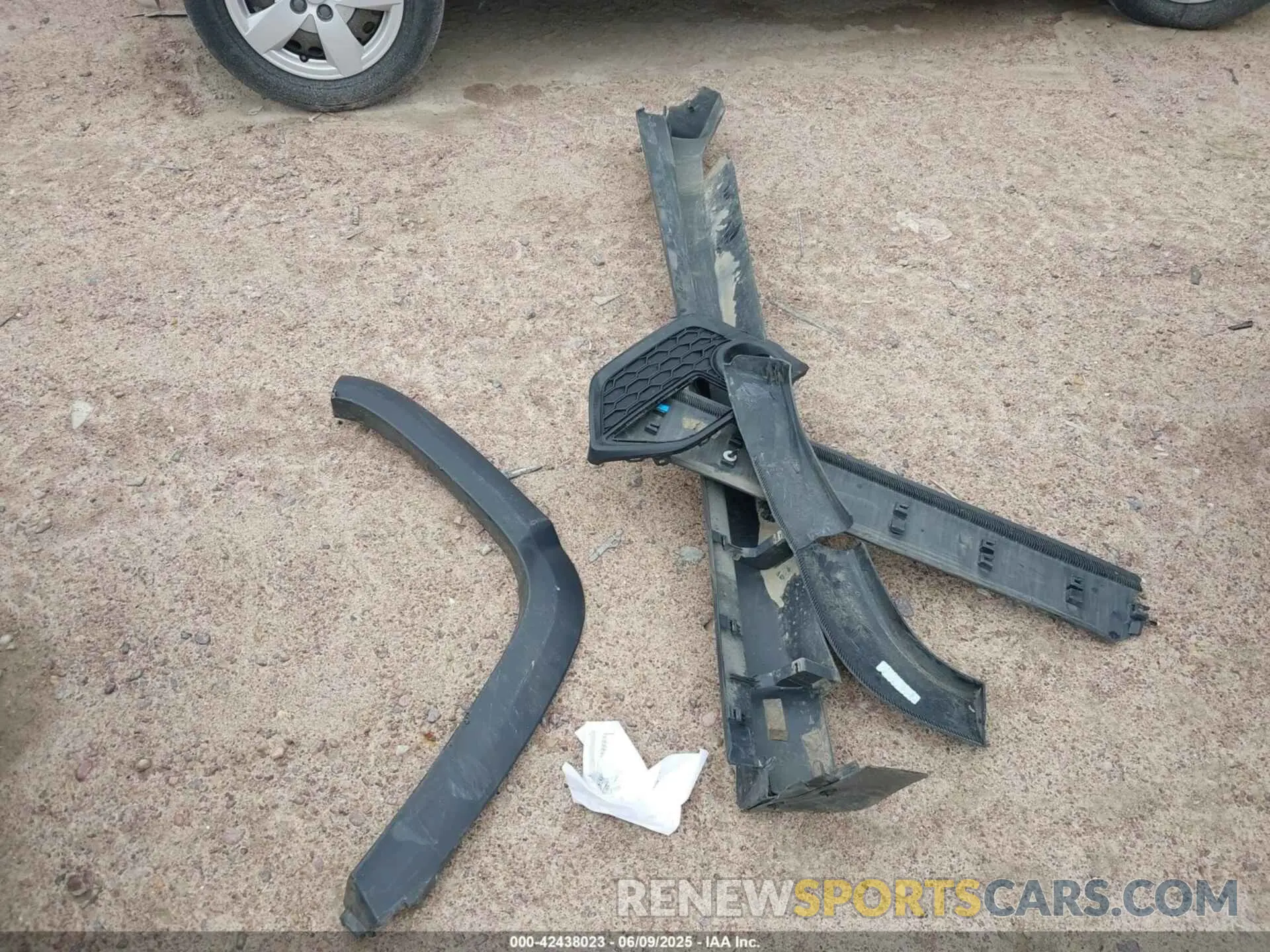 12 Photograph of a damaged car 1C4PJMCXXLD578180 JEEP CHEROKEE 2020