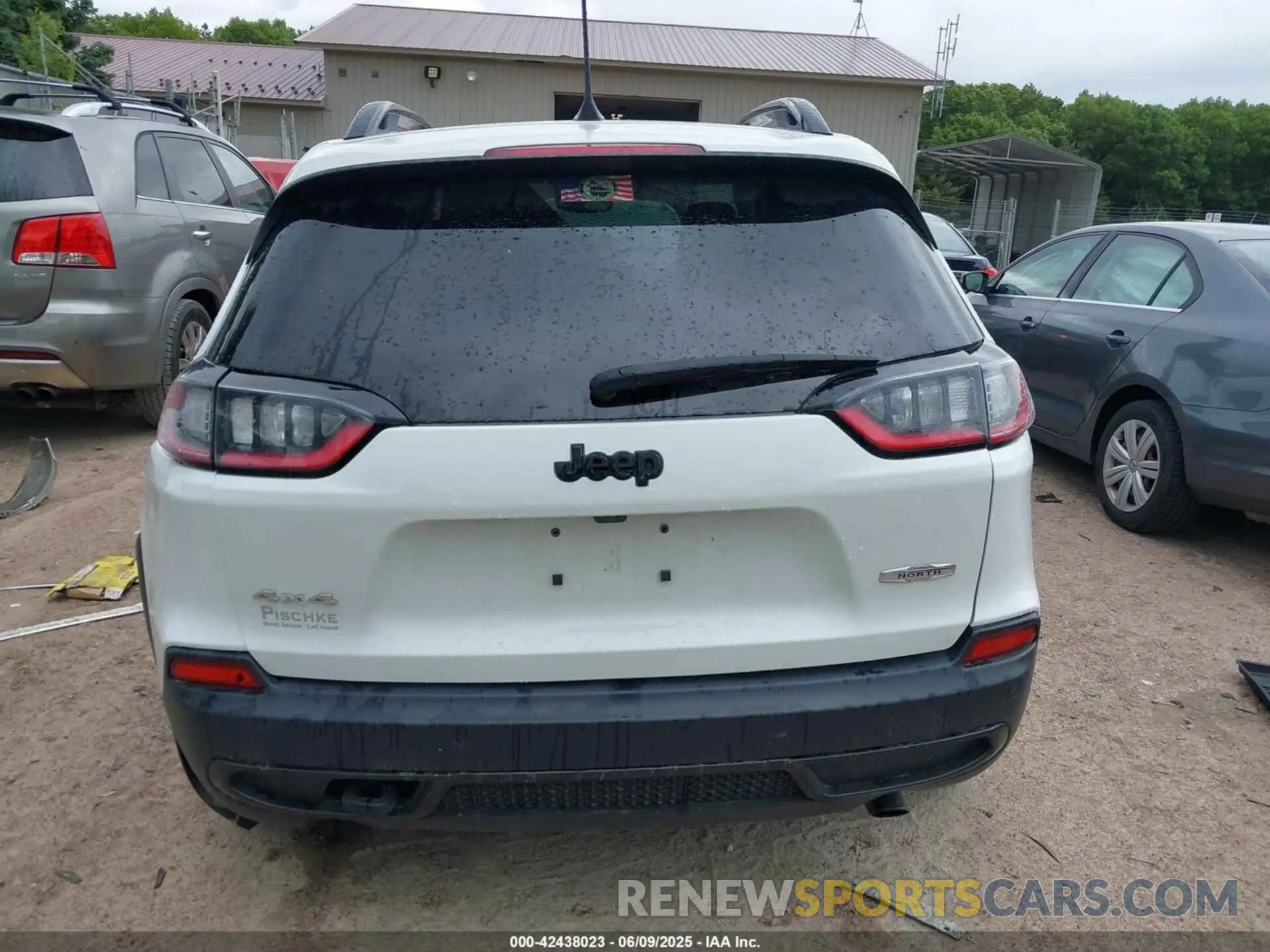 17 Photograph of a damaged car 1C4PJMCXXLD578180 JEEP CHEROKEE 2020