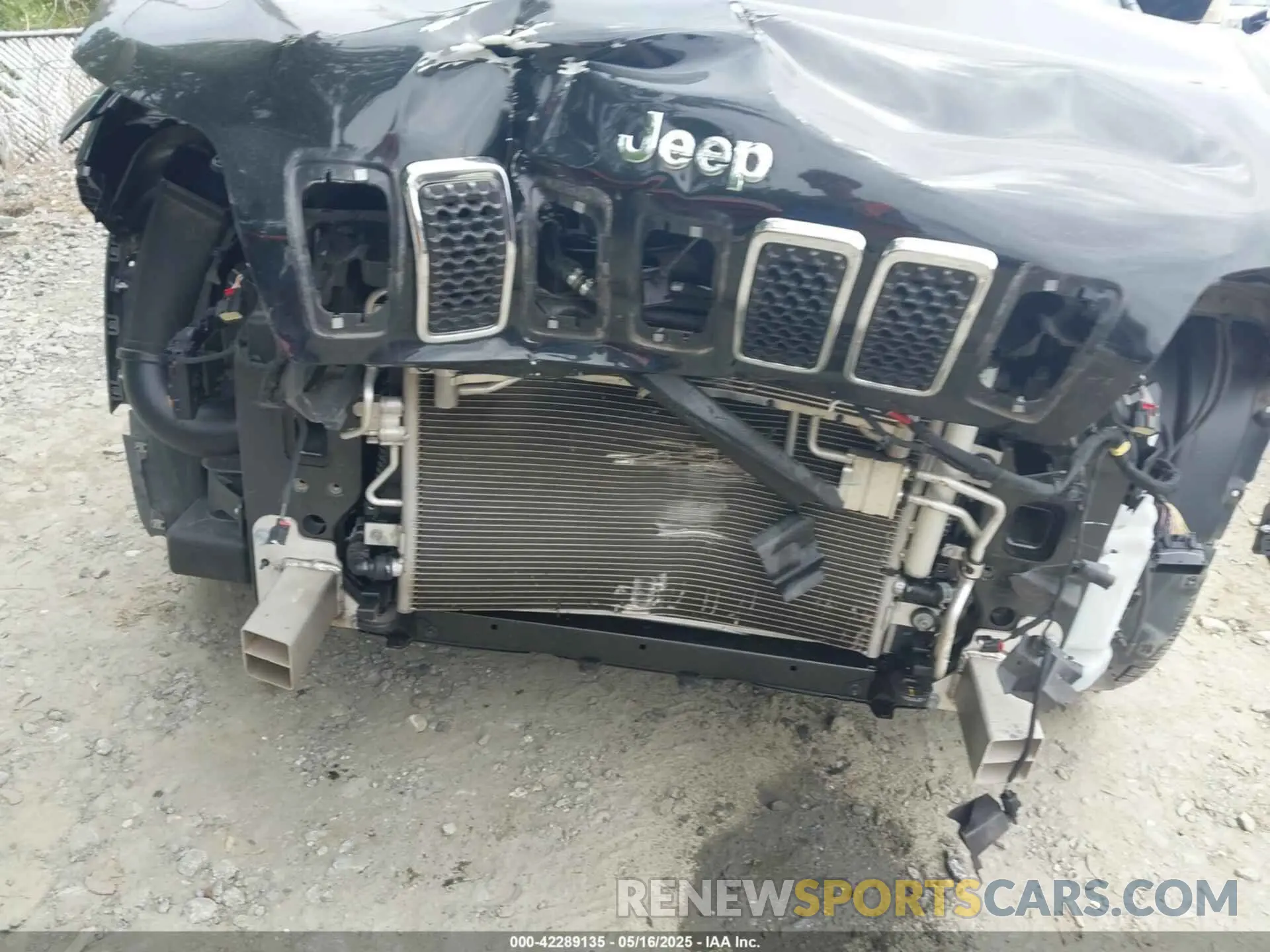 17 Photograph of a damaged car 1C4PJMDN6LD623130 JEEP CHEROKEE 2020