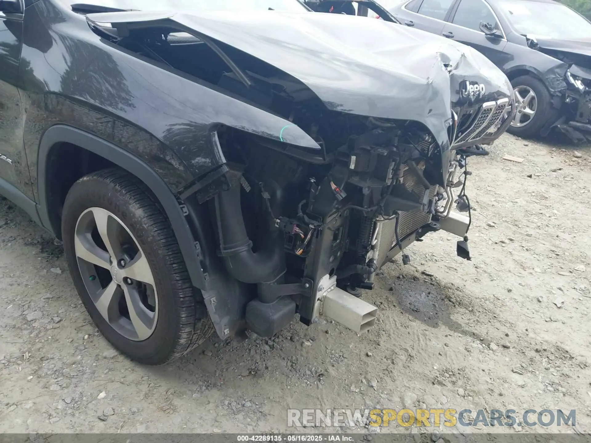 18 Photograph of a damaged car 1C4PJMDN6LD623130 JEEP CHEROKEE 2020