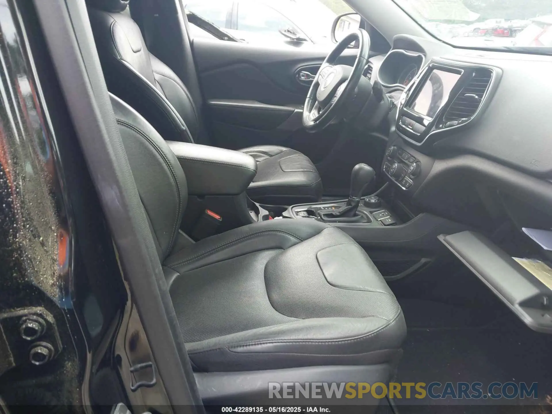 5 Photograph of a damaged car 1C4PJMDN6LD623130 JEEP CHEROKEE 2020