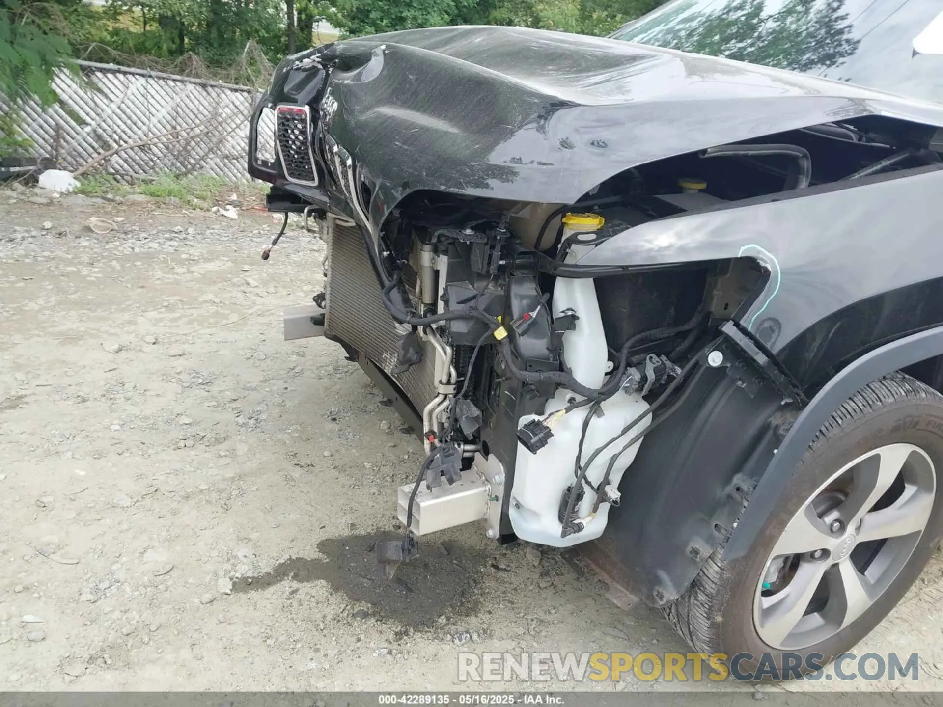 6 Photograph of a damaged car 1C4PJMDN6LD623130 JEEP CHEROKEE 2020