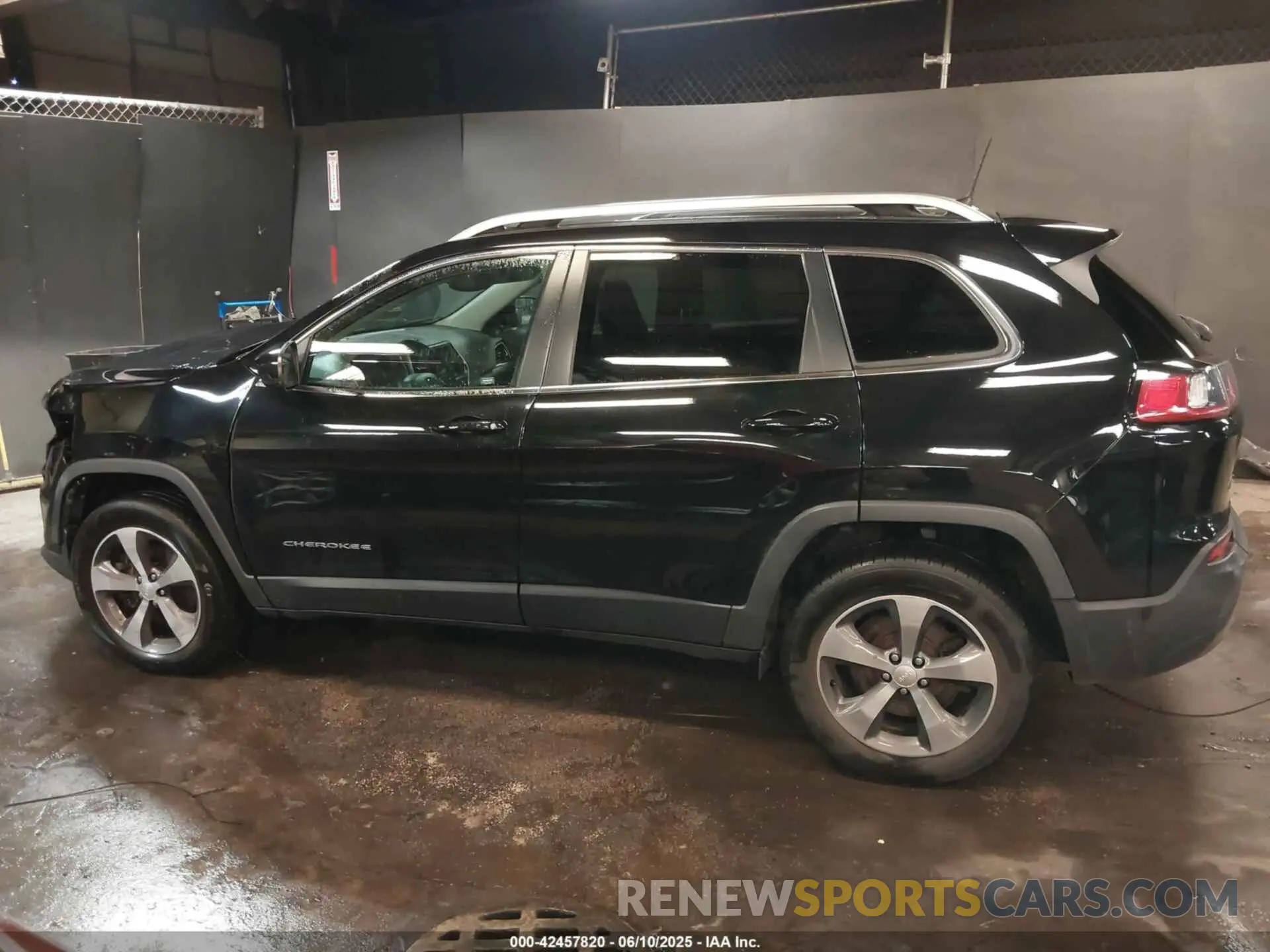 14 Photograph of a damaged car 1C4PJMDN8LD534207 JEEP CHEROKEE 2020