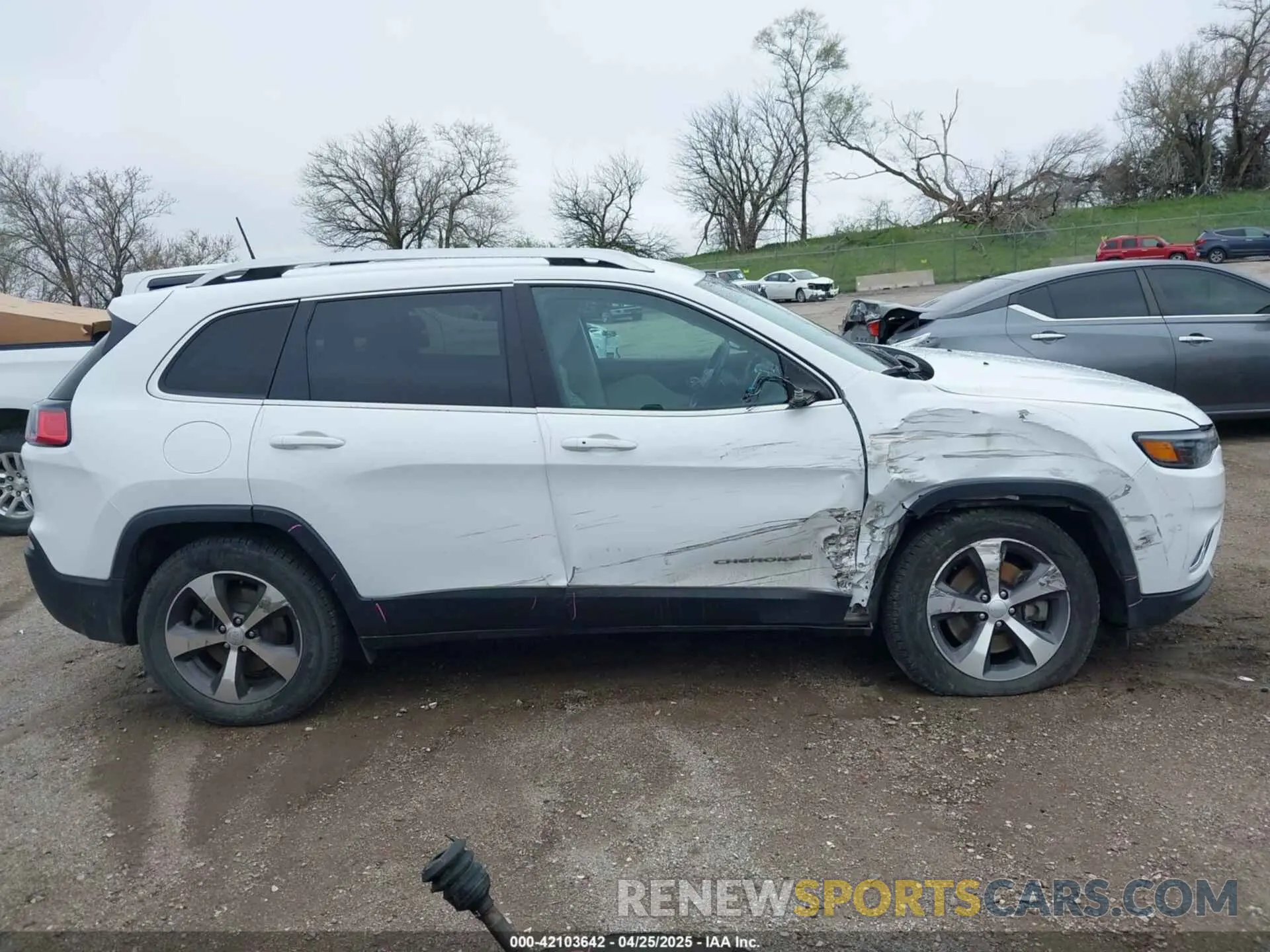 13 Photograph of a damaged car 1C4PJMDNXLD619792 JEEP CHEROKEE 2020