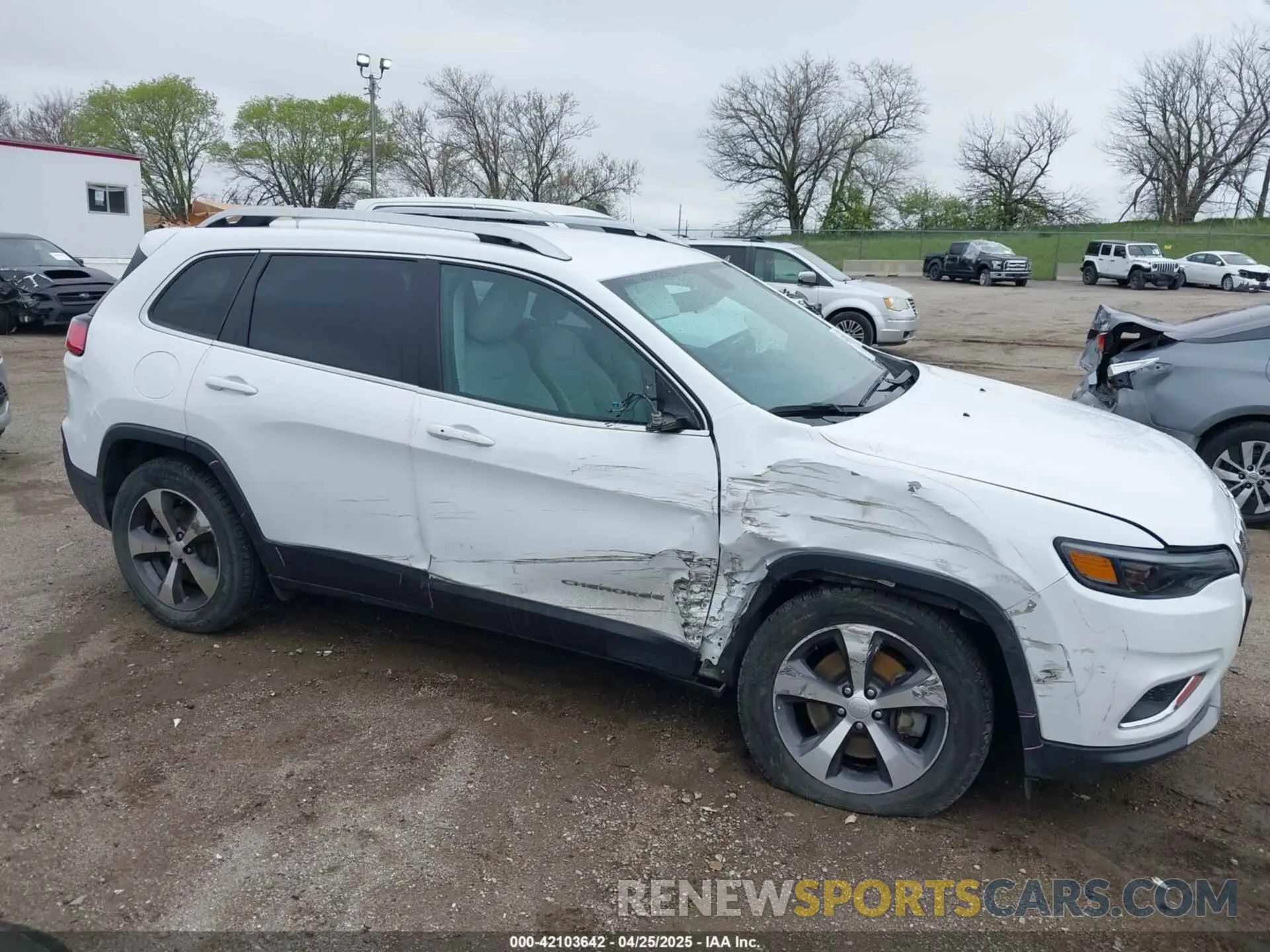 6 Photograph of a damaged car 1C4PJMDNXLD619792 JEEP CHEROKEE 2020