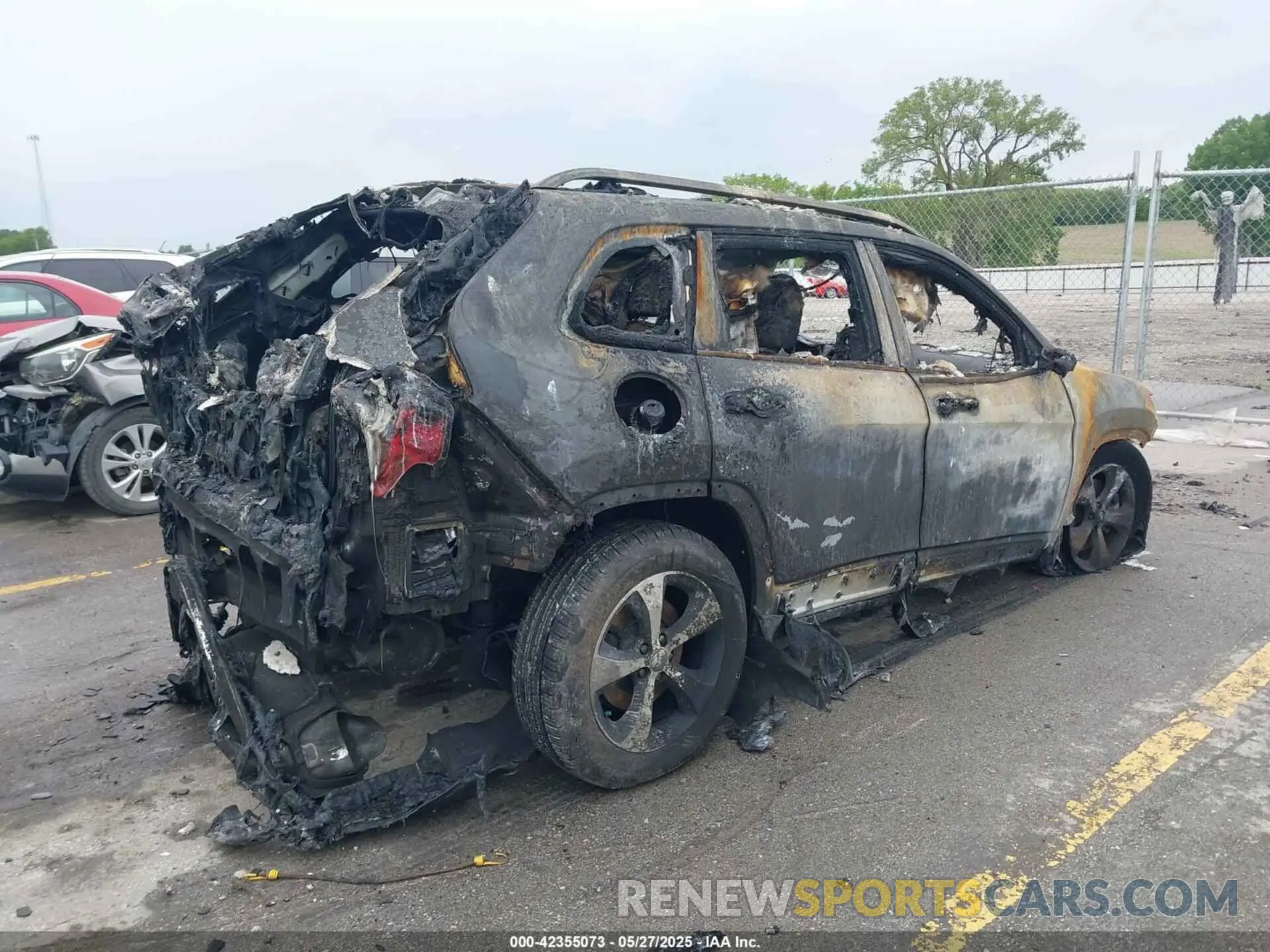 4 Photograph of a damaged car 1C4PJMDX0LD641477 JEEP CHEROKEE 2020