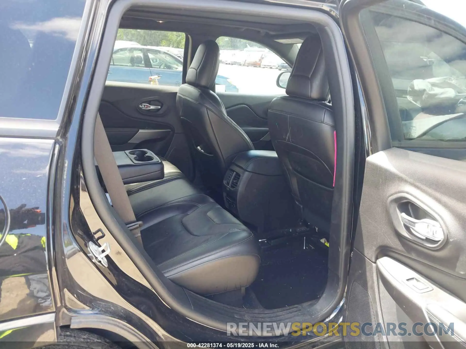 8 Photograph of a damaged car 1C4PJMDX4LD527191 JEEP CHEROKEE 2020