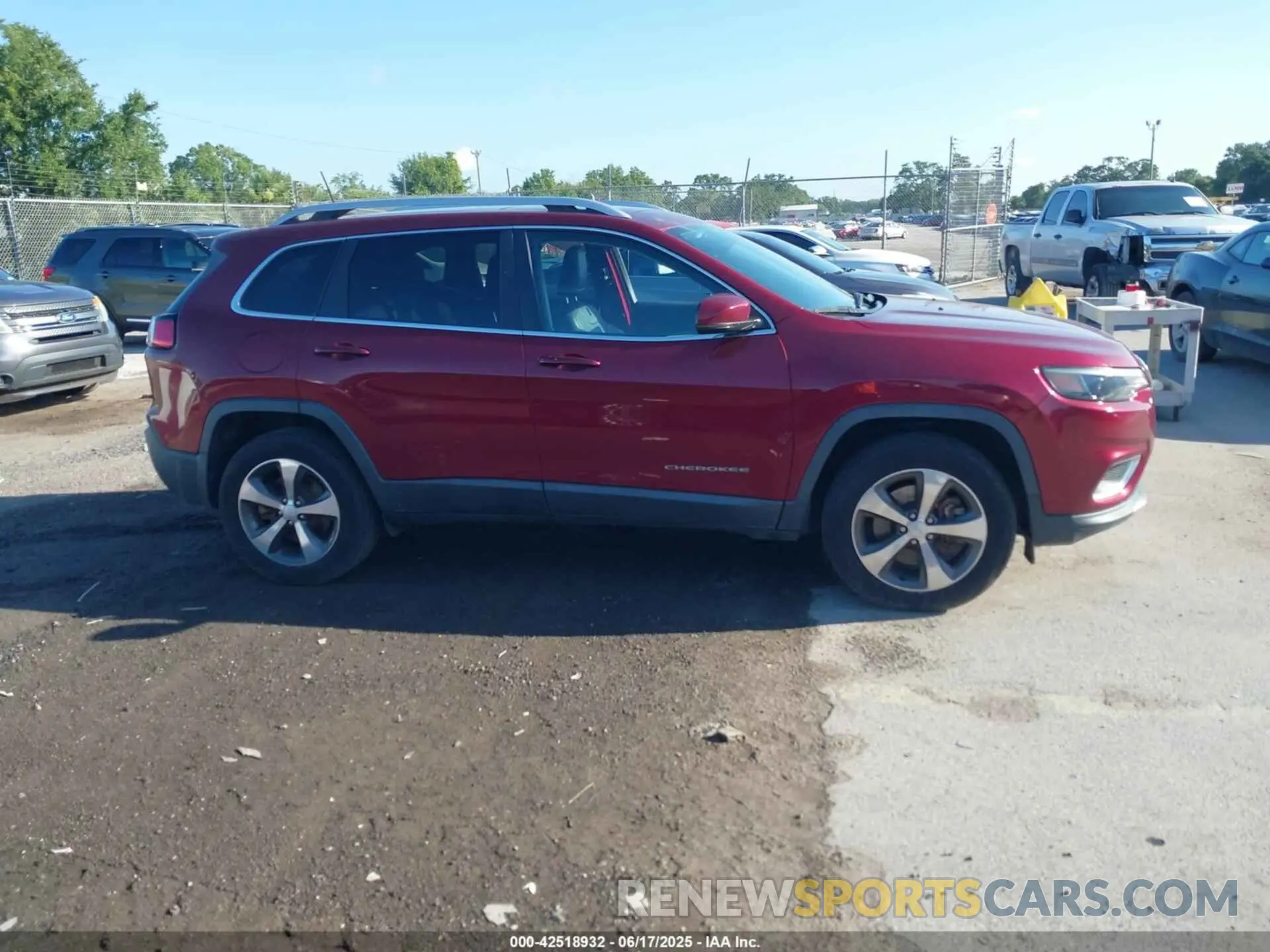 13 Photograph of a damaged car 1C4PJMDX5LD567098 JEEP CHEROKEE 2020