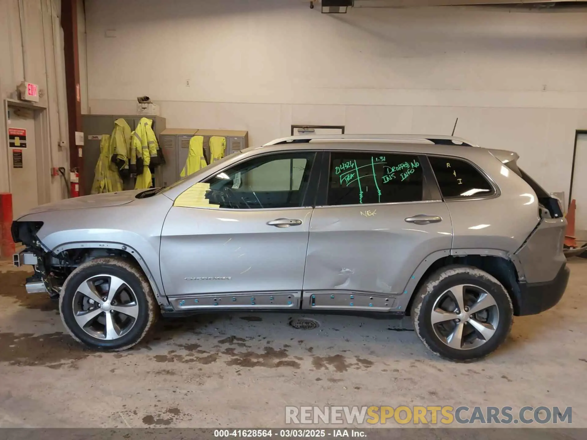14 Photograph of a damaged car 1C4PJMDX7LD595128 JEEP CHEROKEE 2020